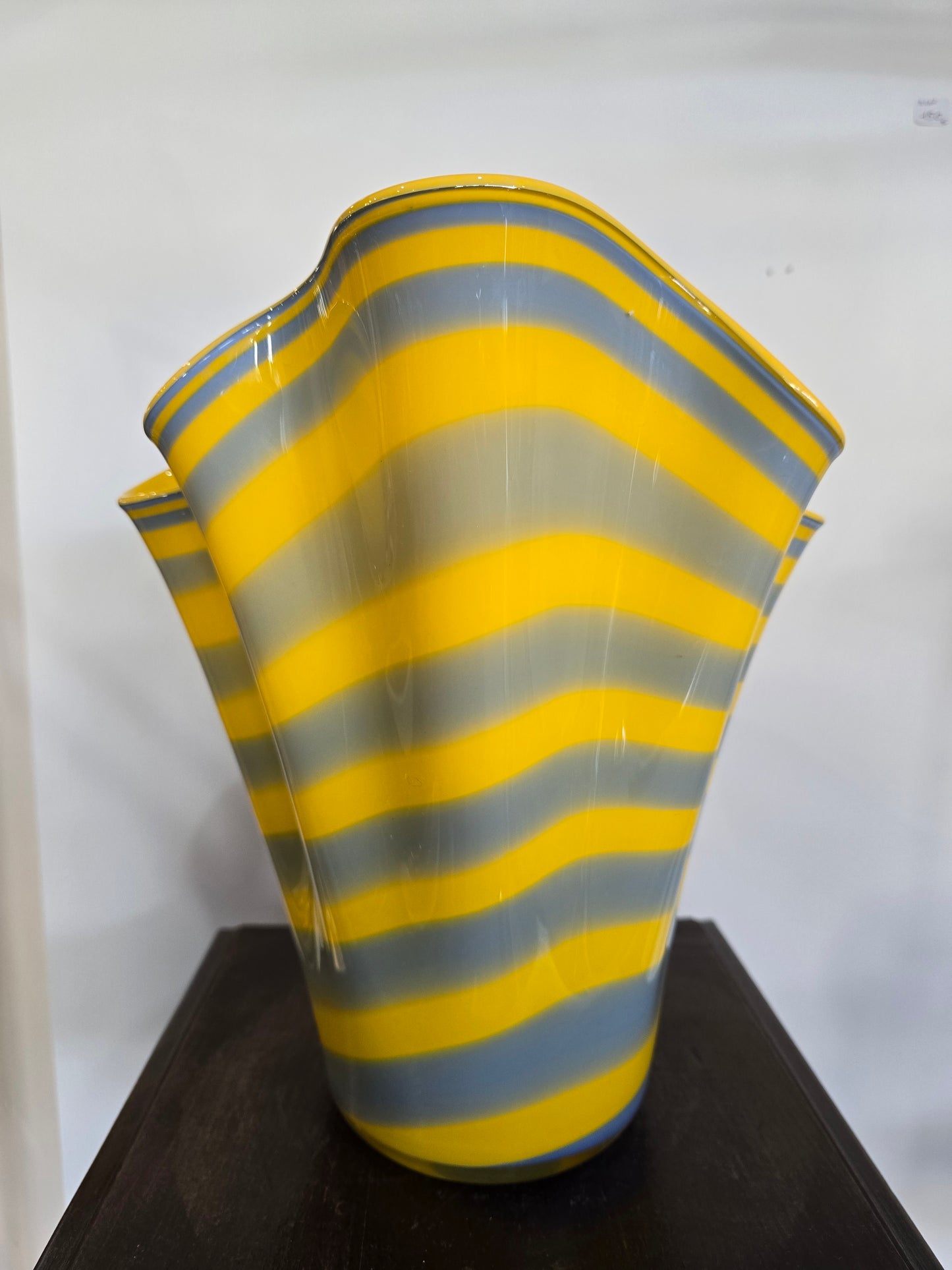 Vase en verre soufflé Alicja – Rayures jaunes & grises – Forme libre – H.31 cm