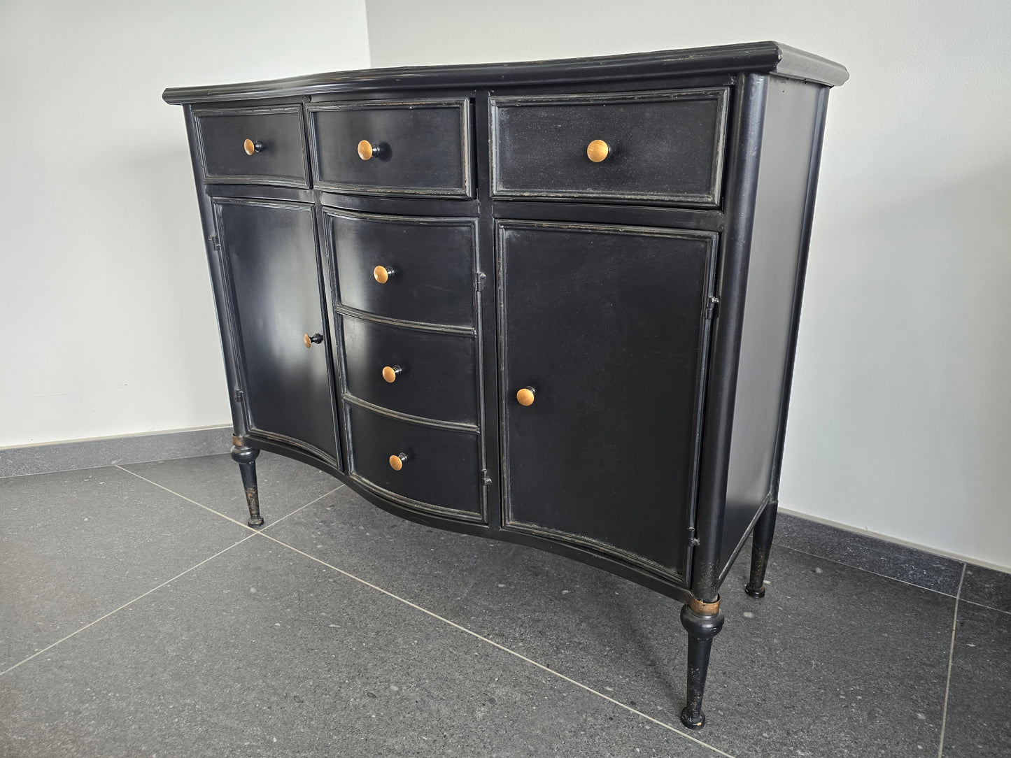 Buffet contemporain en métal noir – meuble moderne
