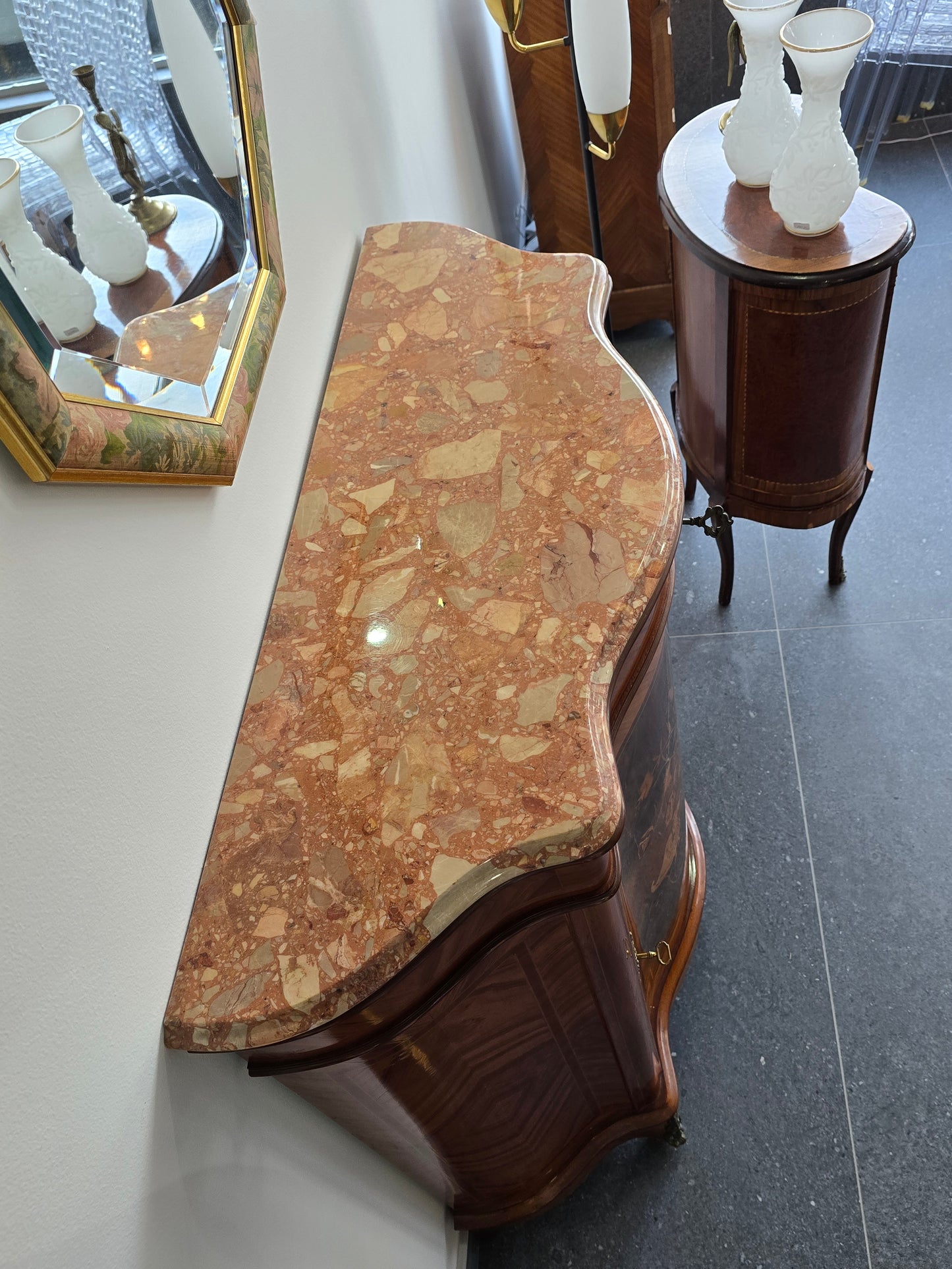 Meuble d’appui galbé en marqueterie florale – Style Louis XV, plateau marbre