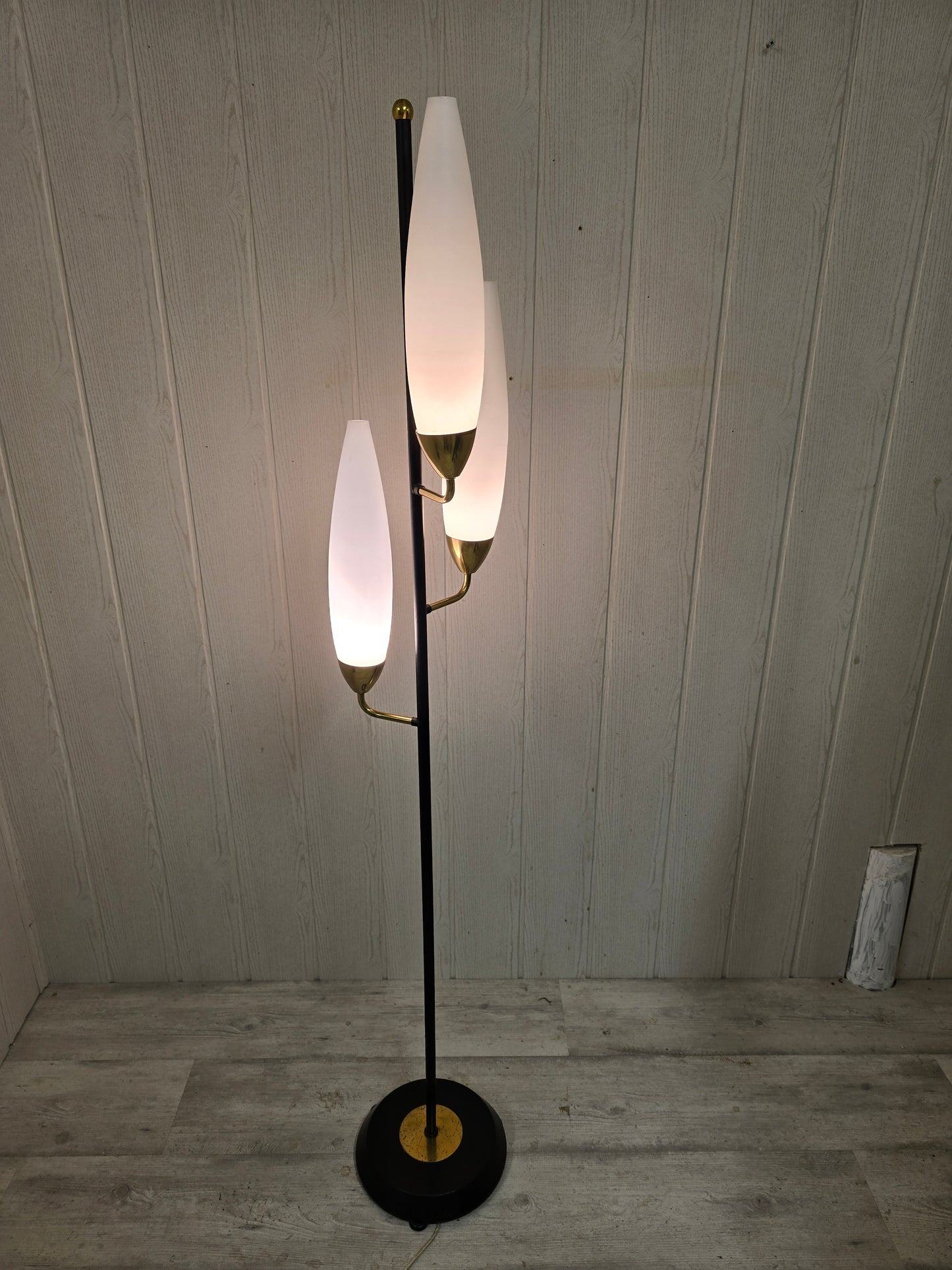 Lampadaire tripode vintage – Laiton & opaline blanche – Années 1960