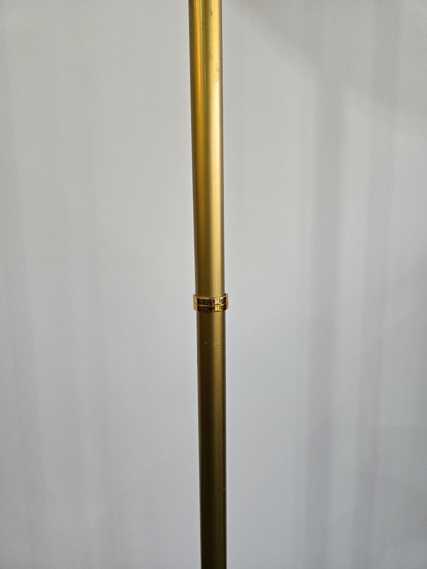 Lampadaire vintage en métal doré – Coupe opaline – Style néoclassique années 70/80