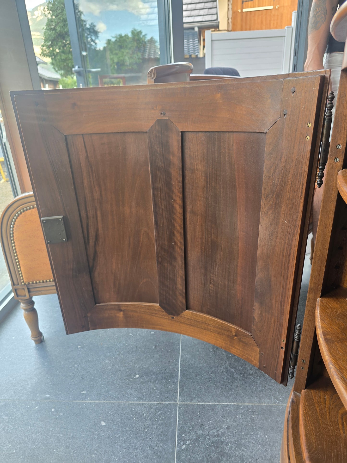 Encoignure galbée en bois – Style classique