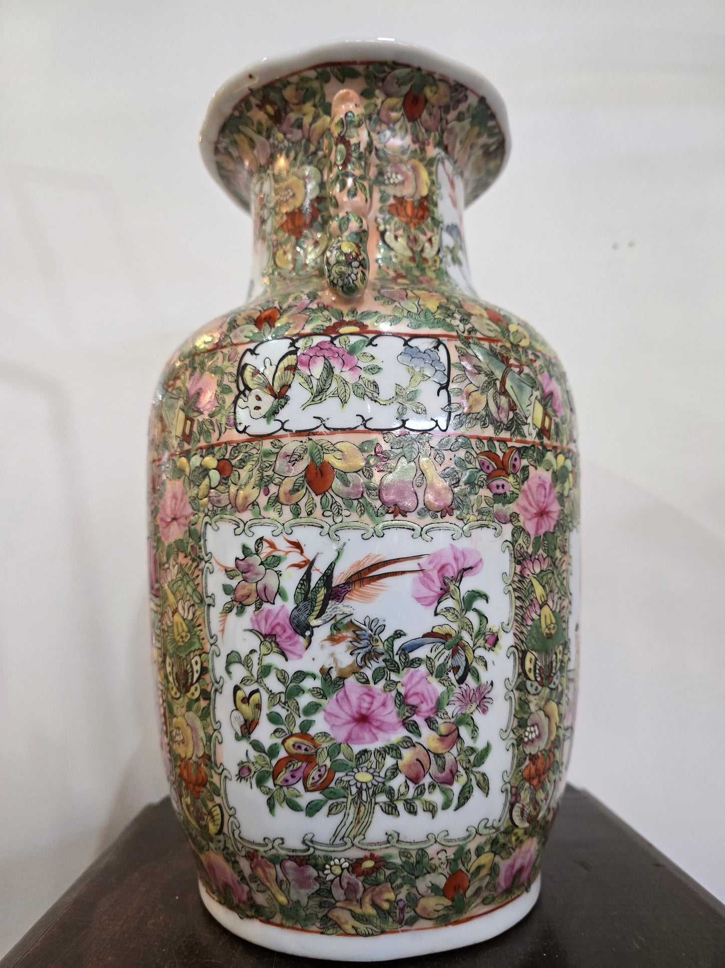 Vase chinois en porcelaine décor floral et scènes – Époque XXe siècle