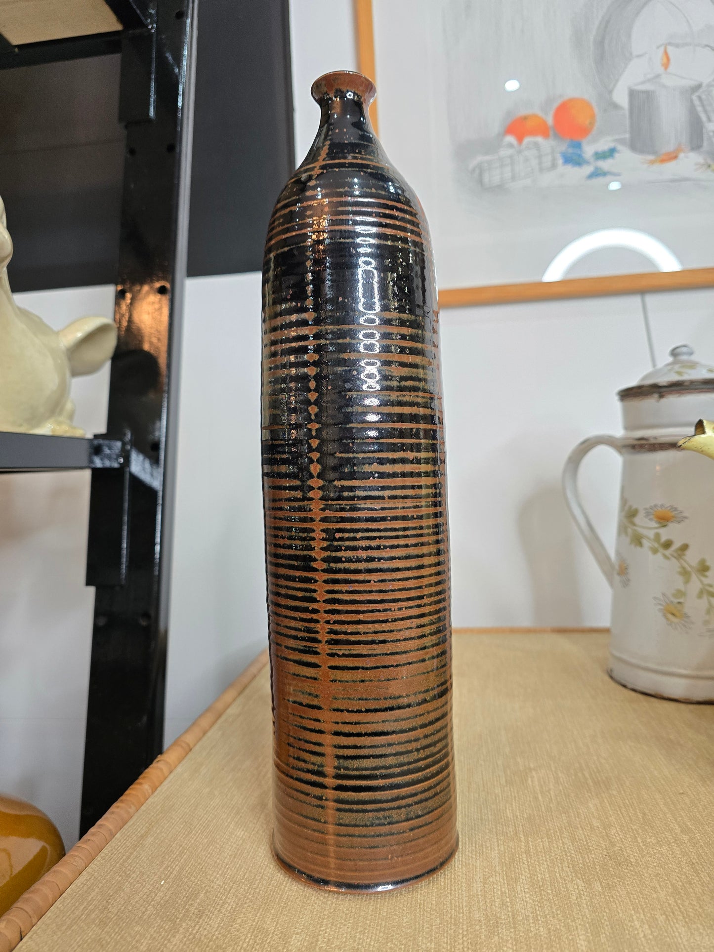 Vase en grès émaillé strié – Tons brun et noir – Travail artisanal – Années 1970