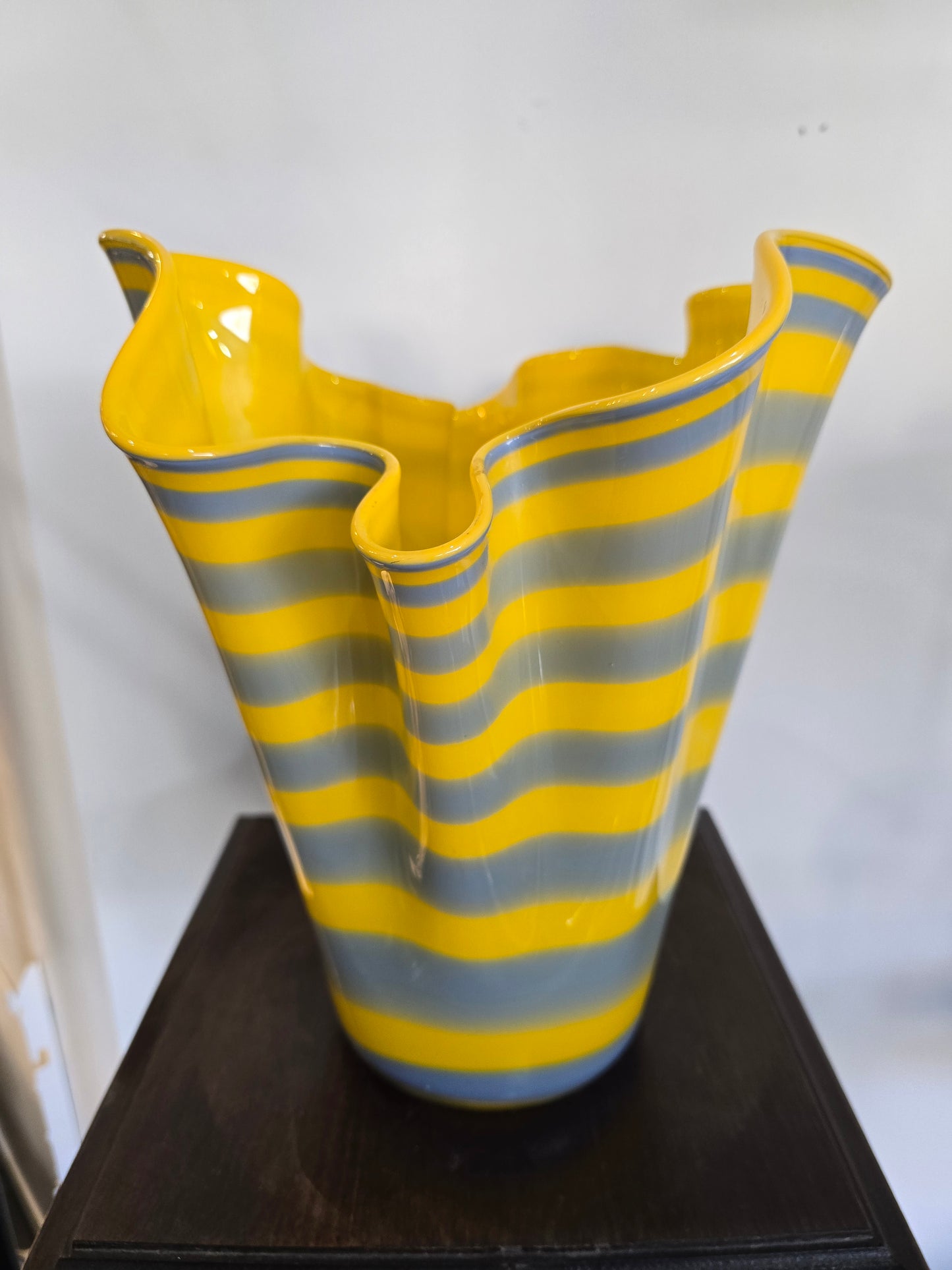 Vase en verre soufflé Alicja – Rayures jaunes & grises – Forme libre – H.31 cm