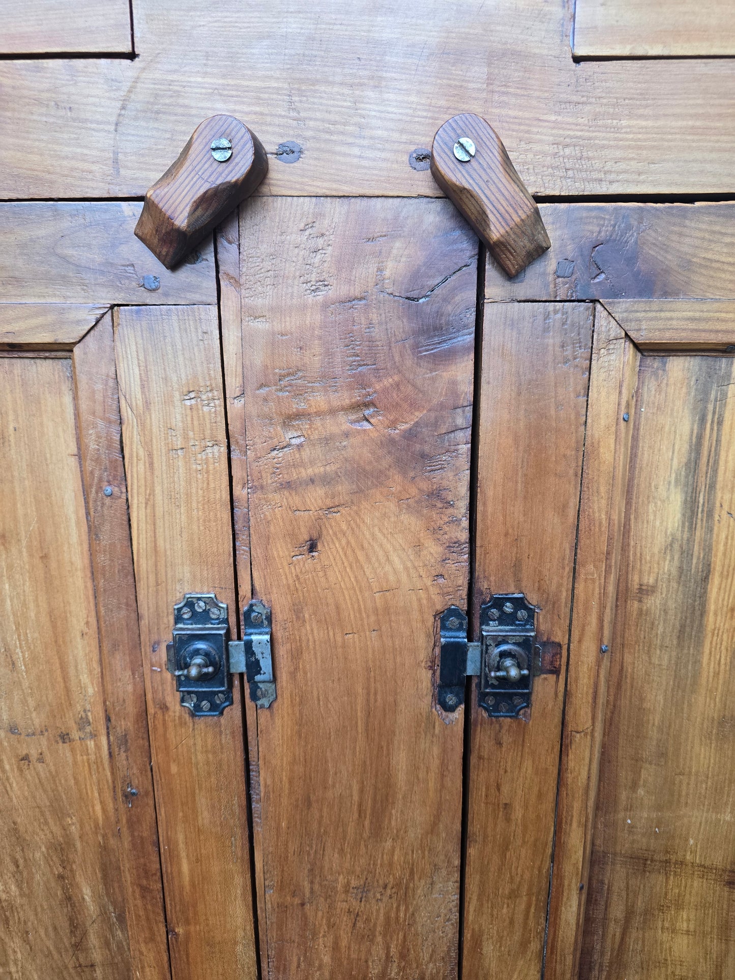 Buffet ancien de ferme en cerisier massif – style campagne rustique