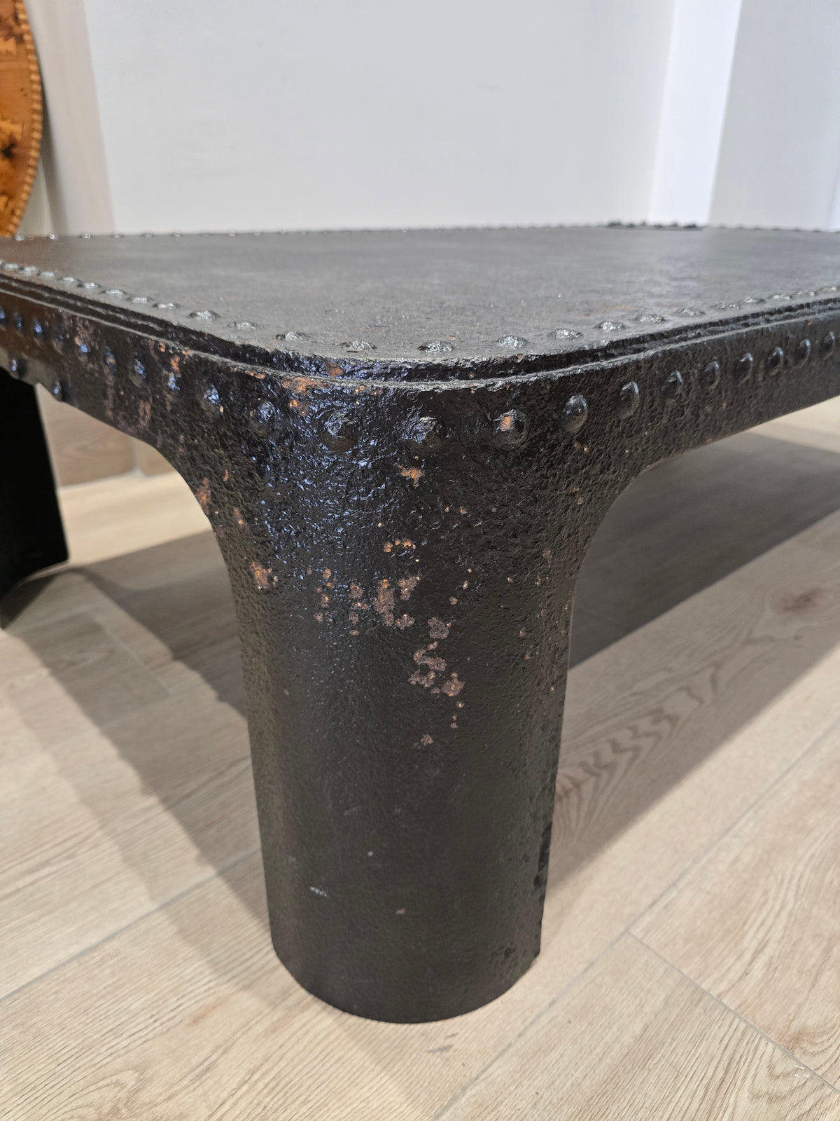 Table basse industrielle en métal riveté vers 1920 – patine noire – 145 × 80 cm