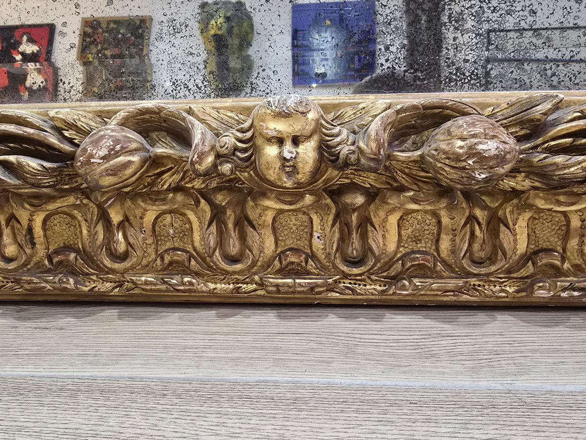 Exceptionnel miroir XVIIIe siècle en bois sculpté doré – décor oiseaux, fruits et angelot – 98 x 68 cm.