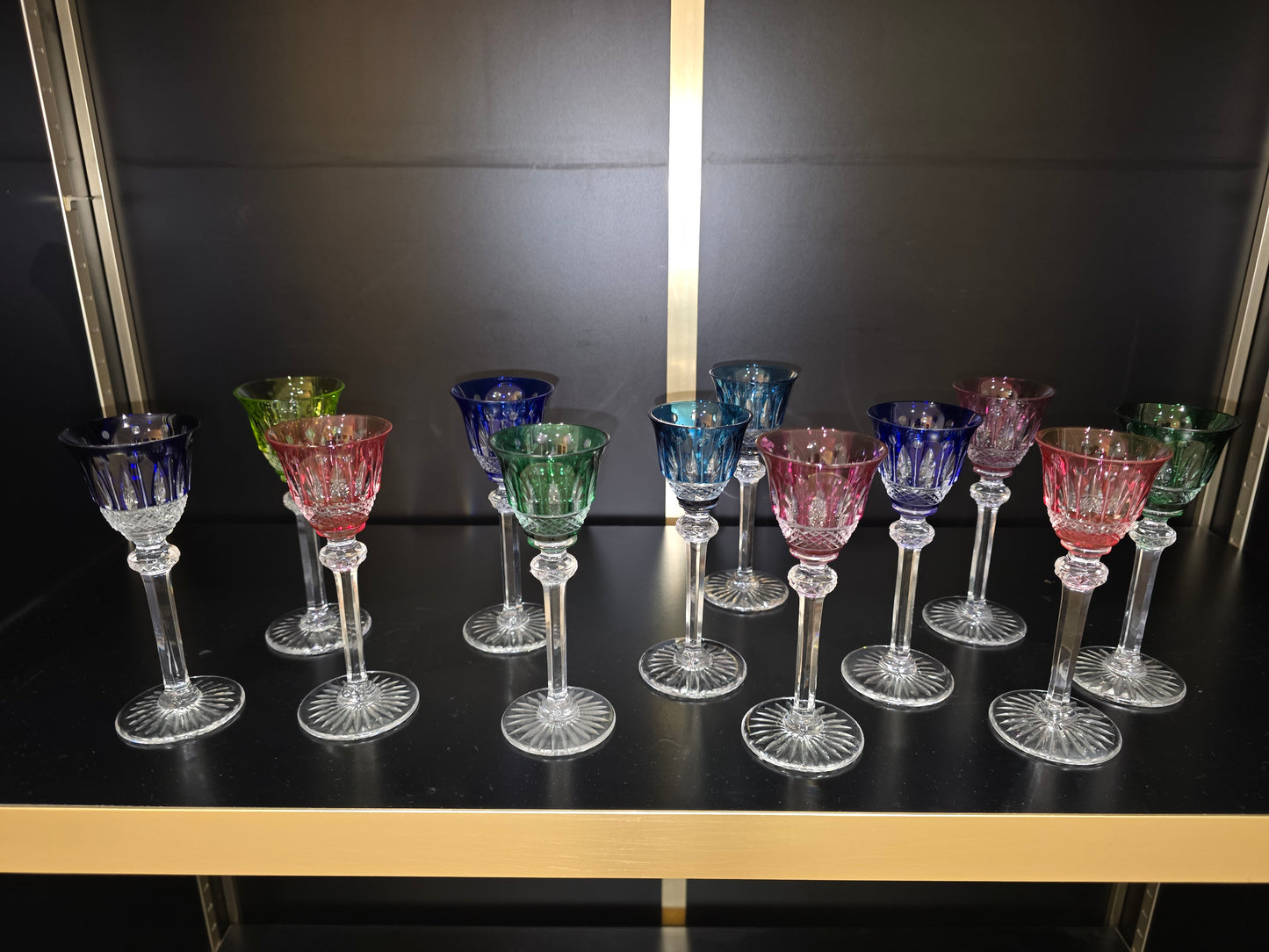 12 verres à liqueur Saint-Louis modèle Tommy en cristal de couleur