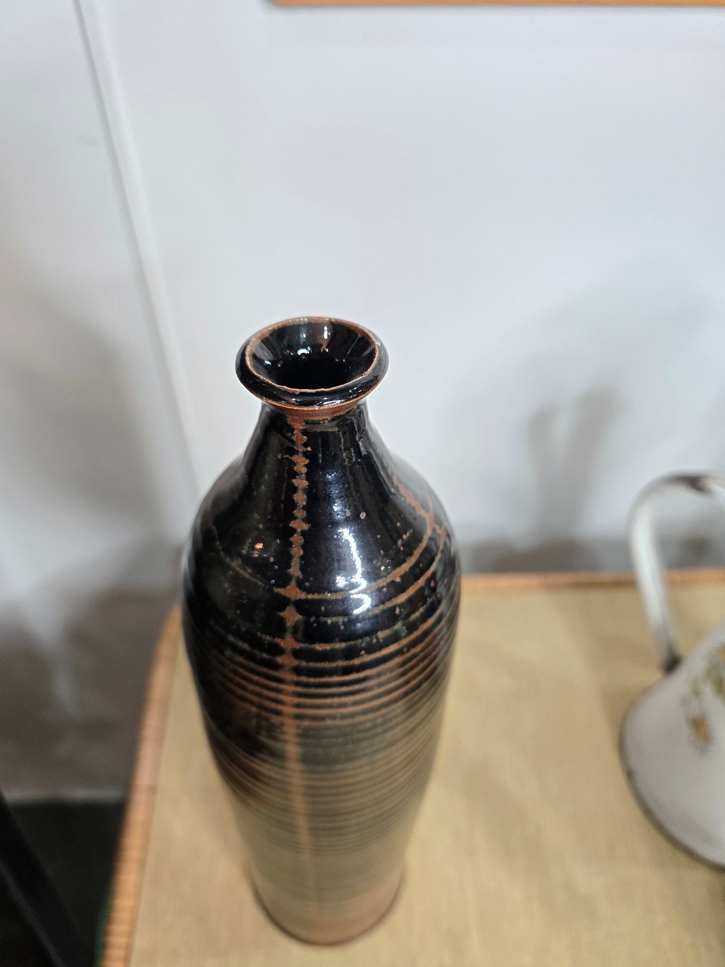 Vase en grès émaillé strié – Tons brun et noir – Travail artisanal – Années 1970