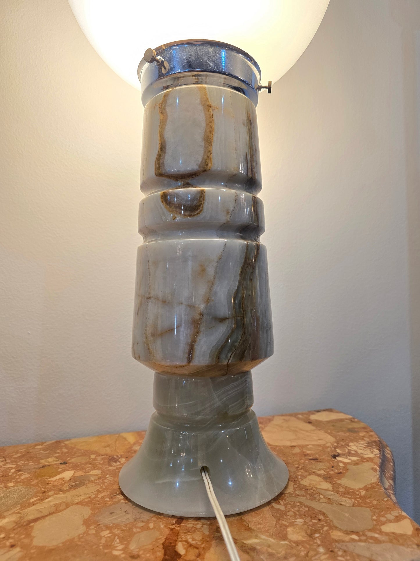 Lampe vintage en verre opalin et onyx – Design italien – Années 1960/1970