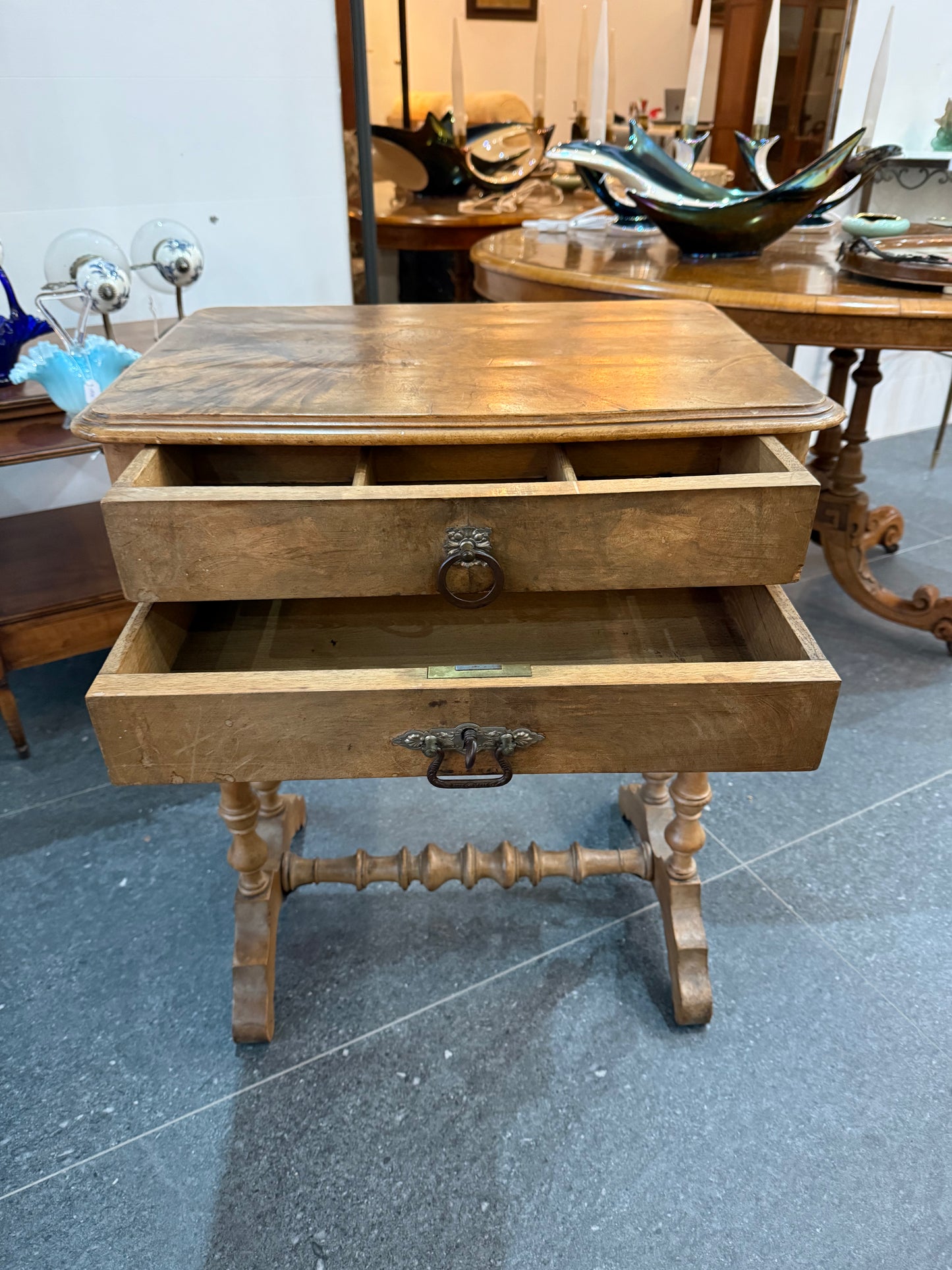 Table de salon / Travailleuse ancienne en bois – XIXe siècle