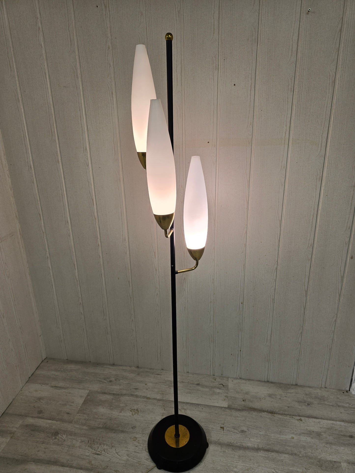 Lampadaire tripode vintage – Laiton & opaline blanche – Années 1960