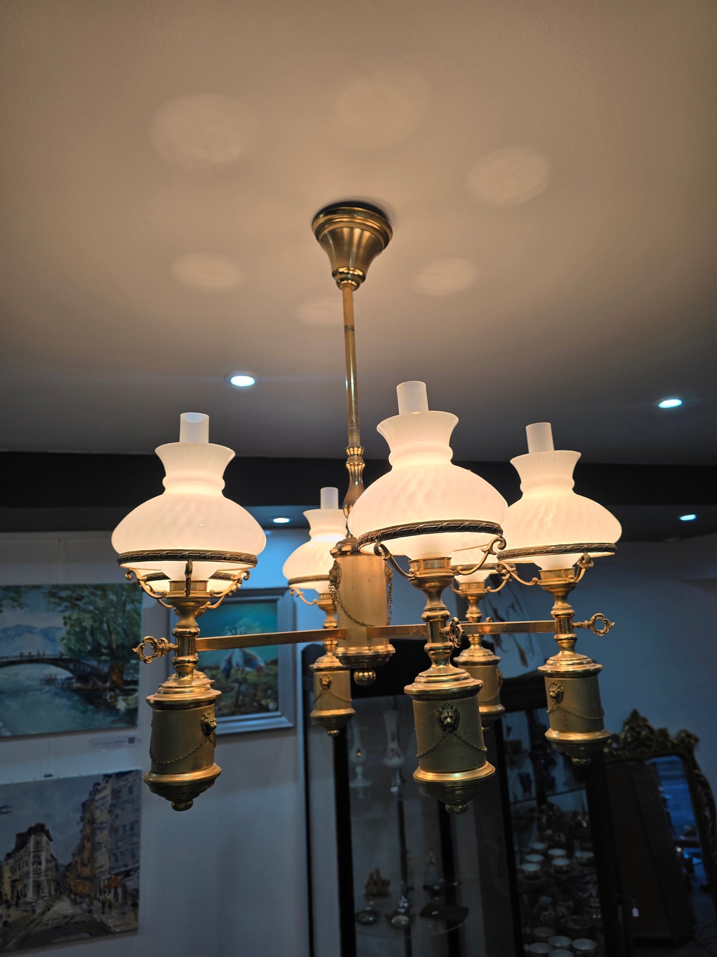 Grand lustre ancien style Empire — laiton doré & verres opalins