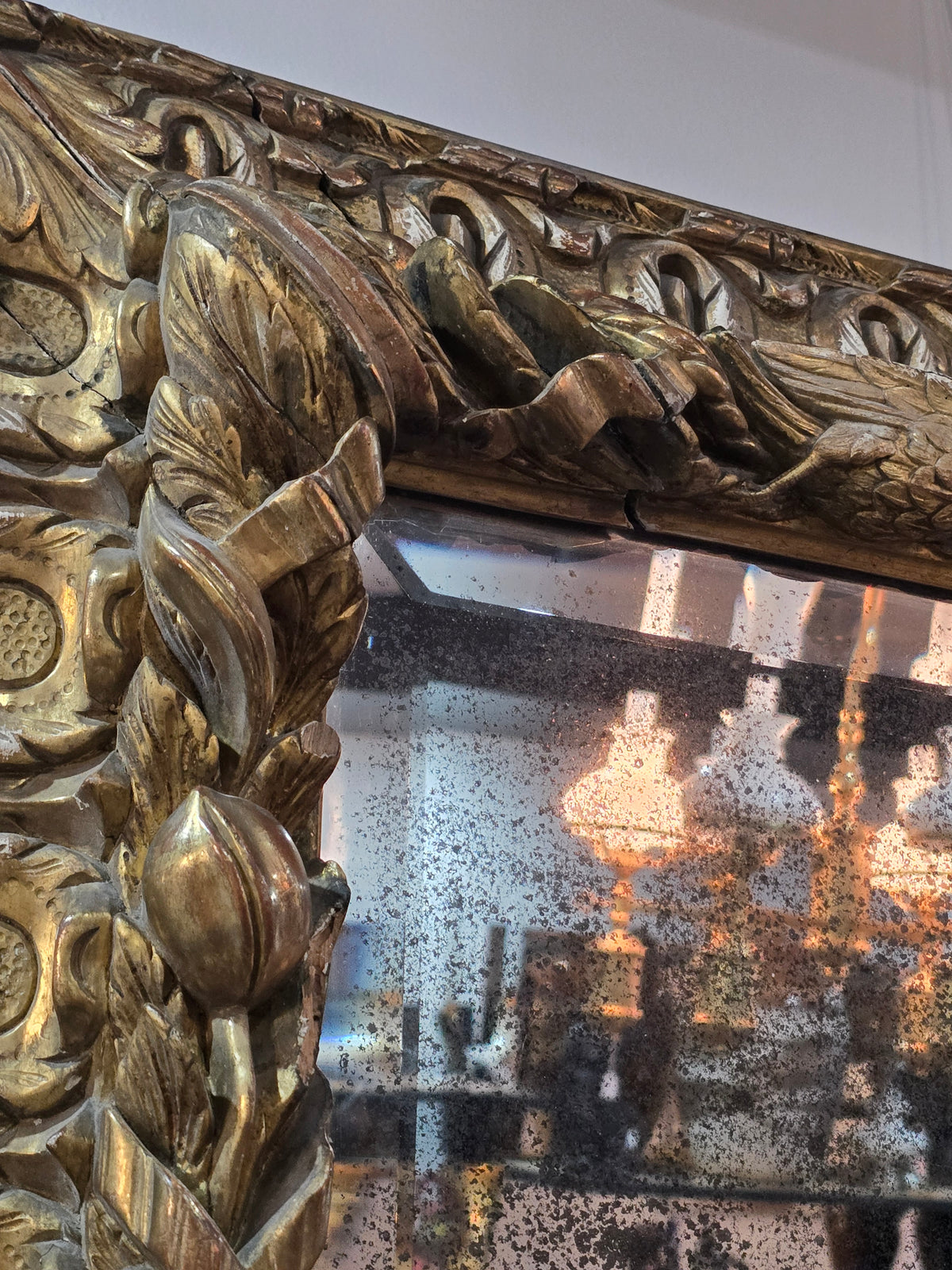 Exceptionnel miroir XVIIIe siècle en bois sculpté doré – décor oiseaux, fruits et angelot – 98 x 68 cm.