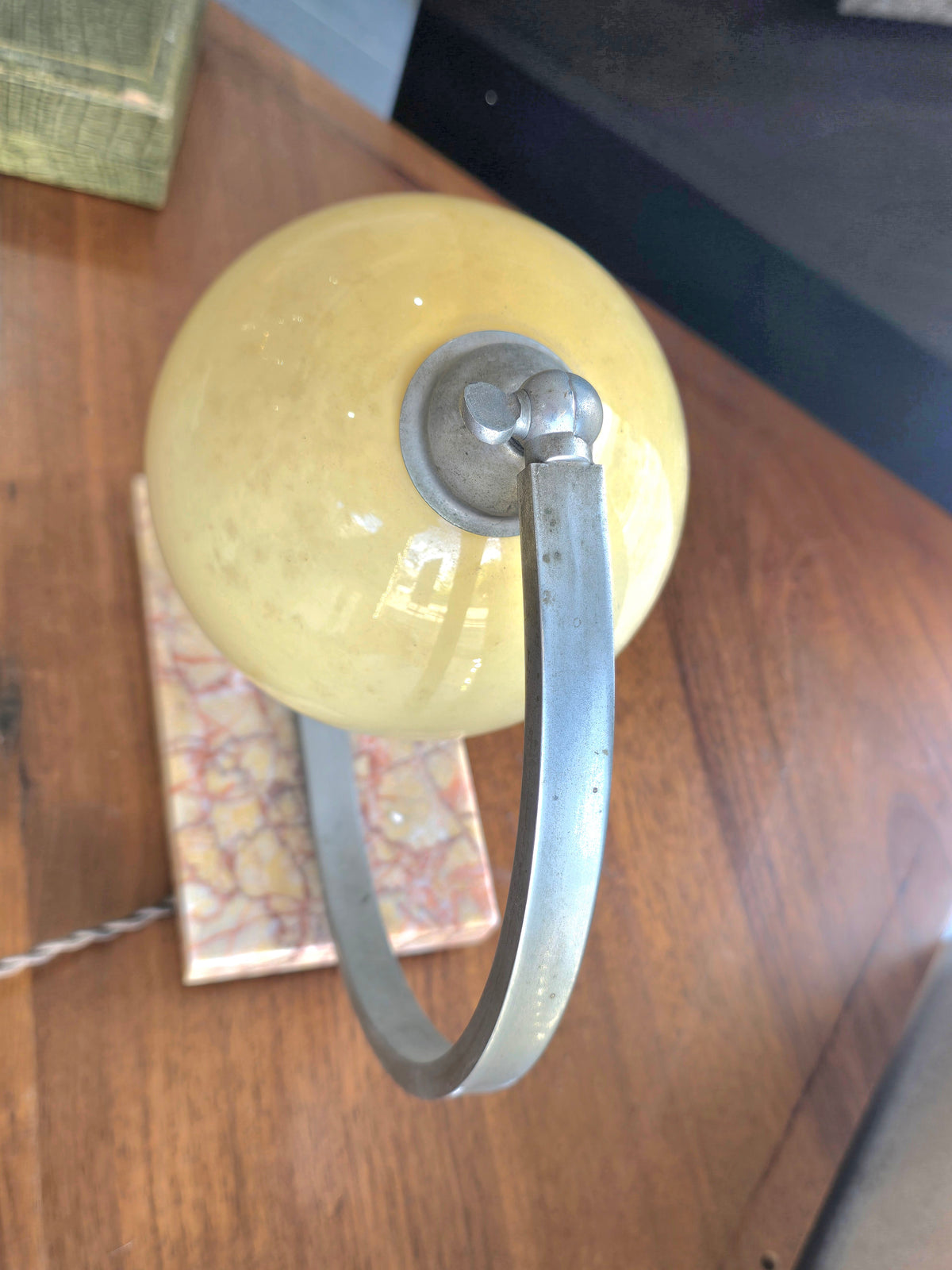 Lampe de table Art Déco en verre opalin et marbre – vers 1930
