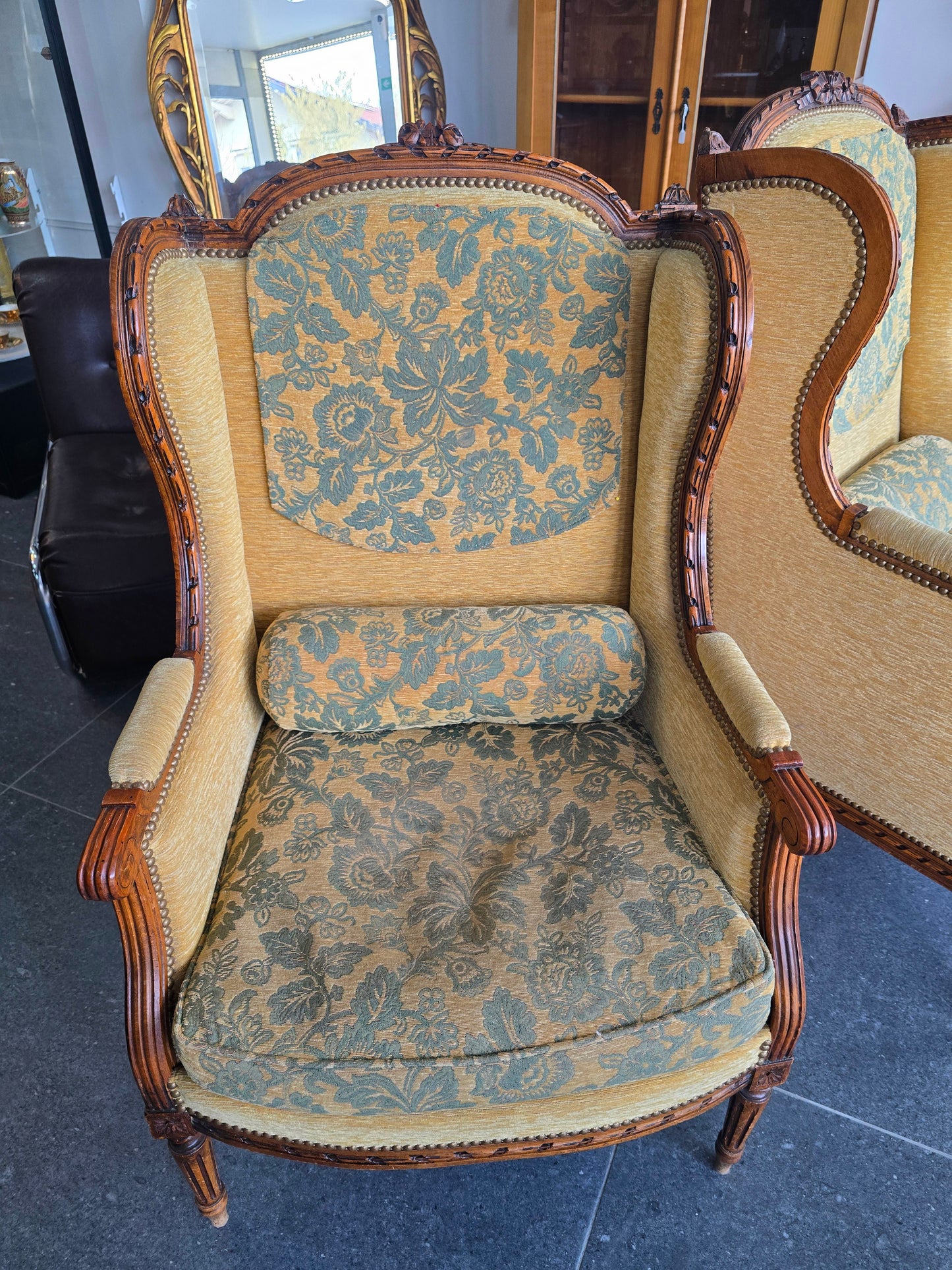 fauteuils bergères Louis XVI – paire dépareillées – XIXe / début XXe