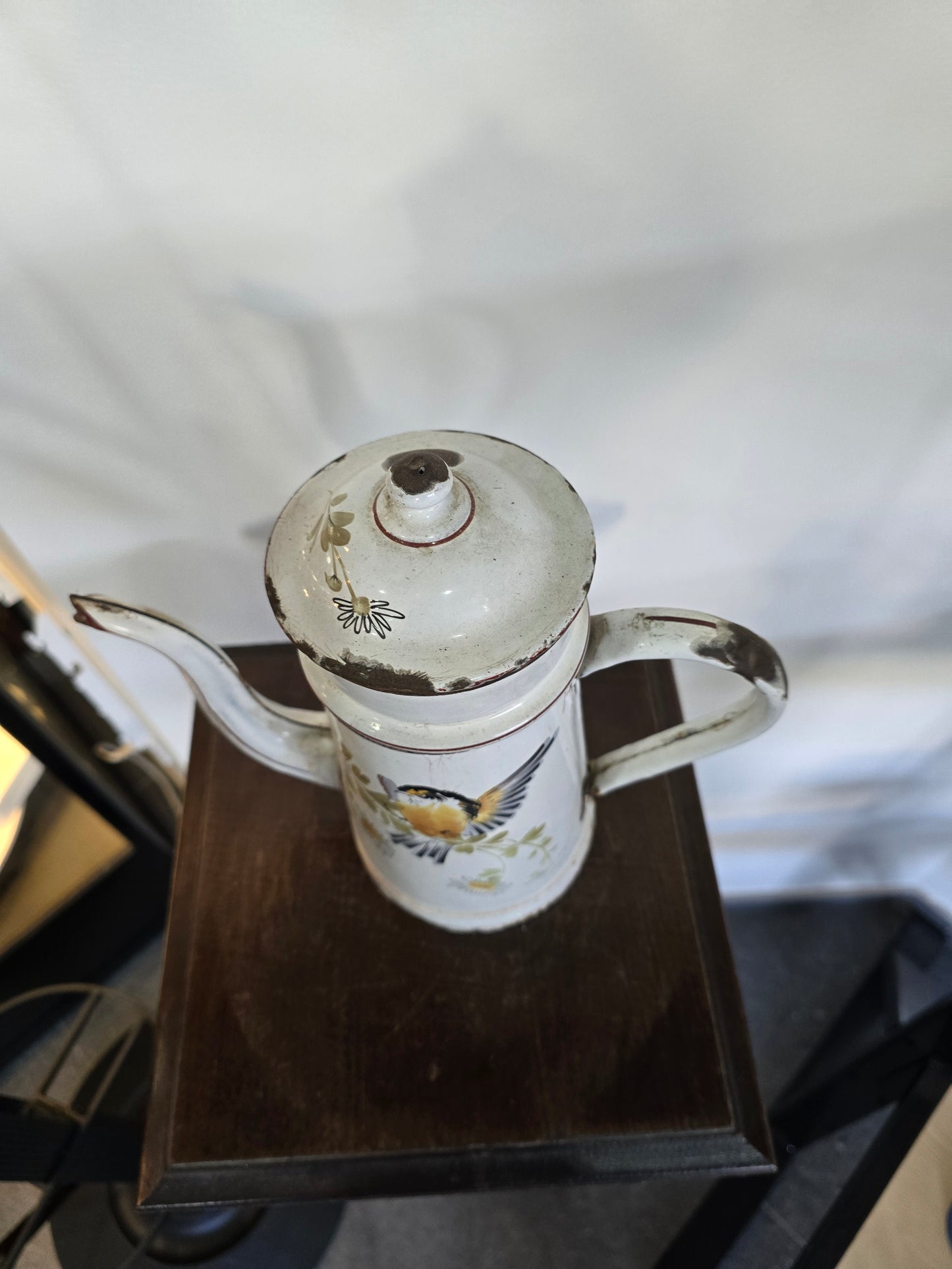 Théière ancienne en métal émaillé – Décor oiseau & fleurs – H.30 cm