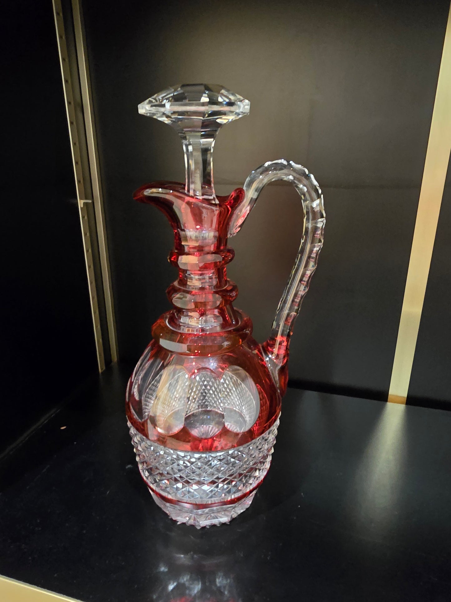 Carafe aiguière en cristal doublé rouge – Saint-Louis
