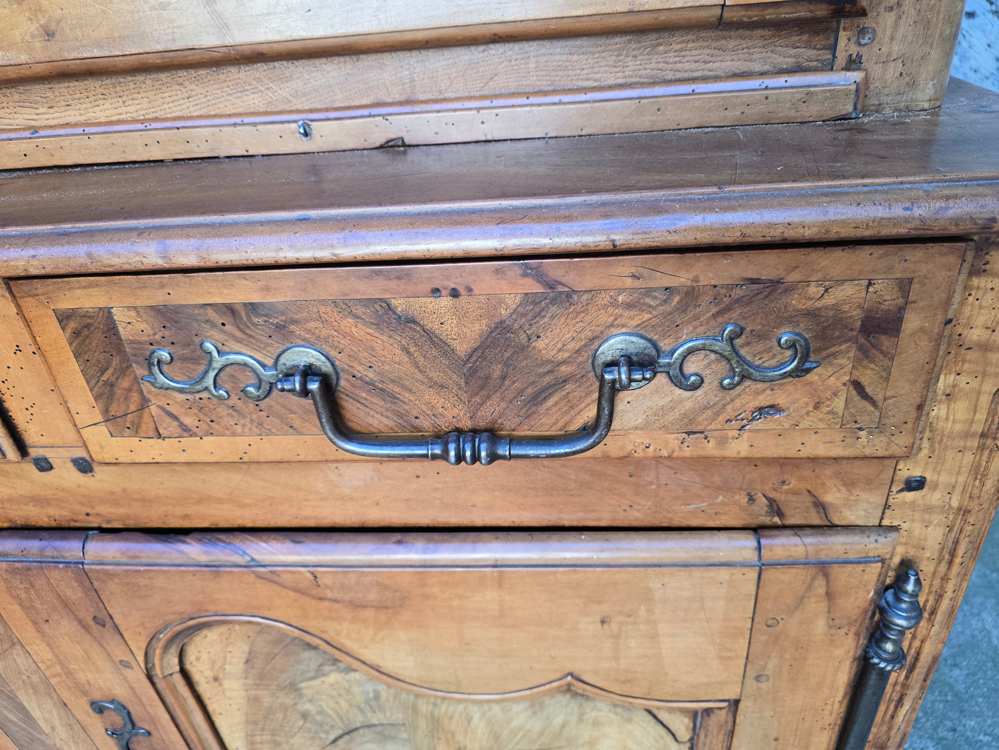 Buffet deux-corps d’époque Louis XV en noyer massif – XVIIIe siècle