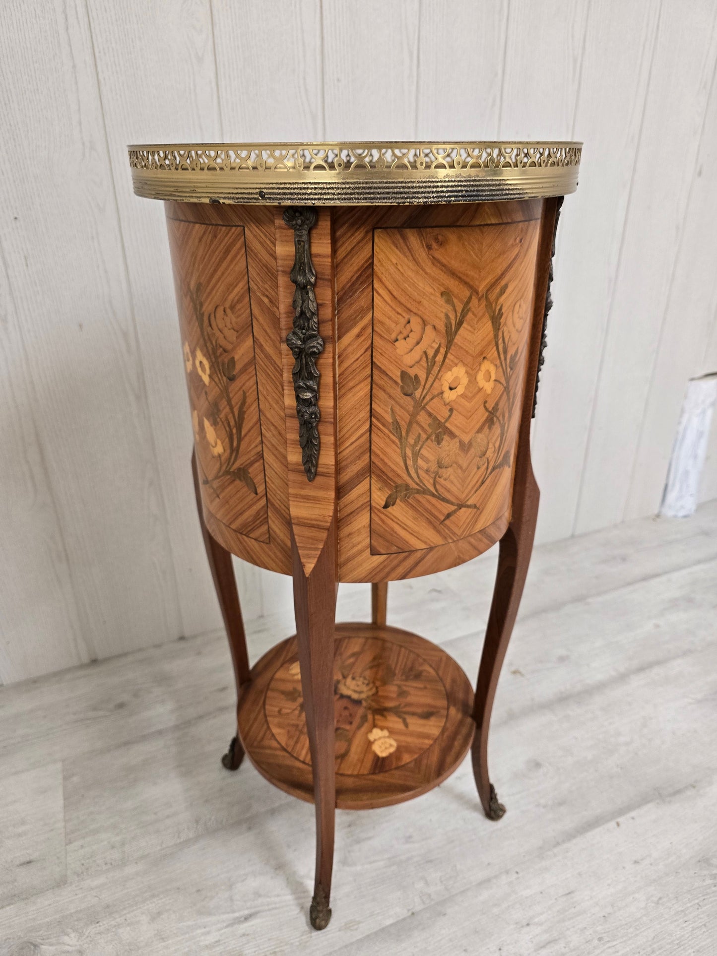 Guéridon marqueté à trois tiroirs – Style Louis XV – Bronze & plateau ajouré