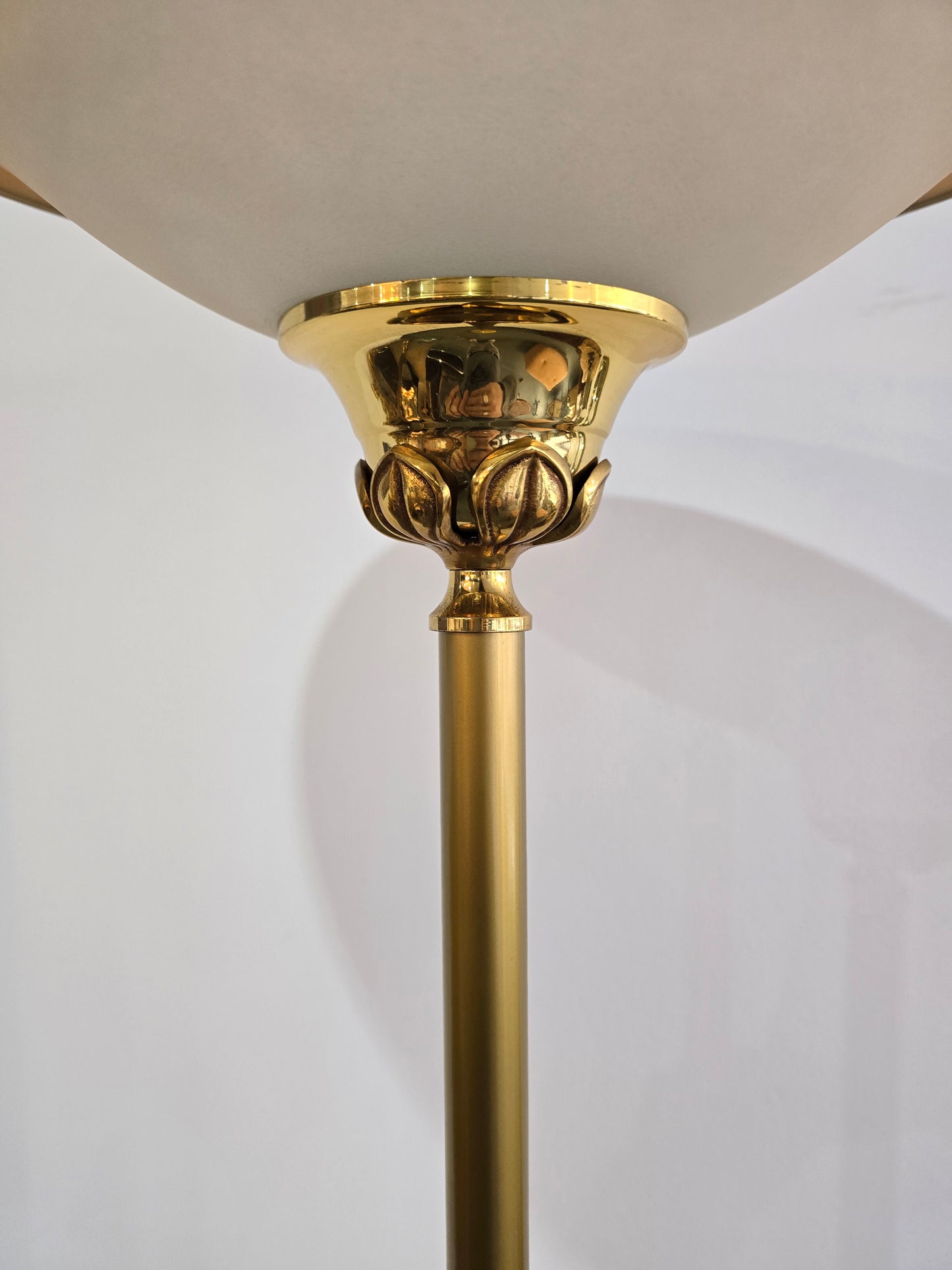 Lampadaire vintage en métal doré – Coupe opaline – Style néoclassique années 70/80