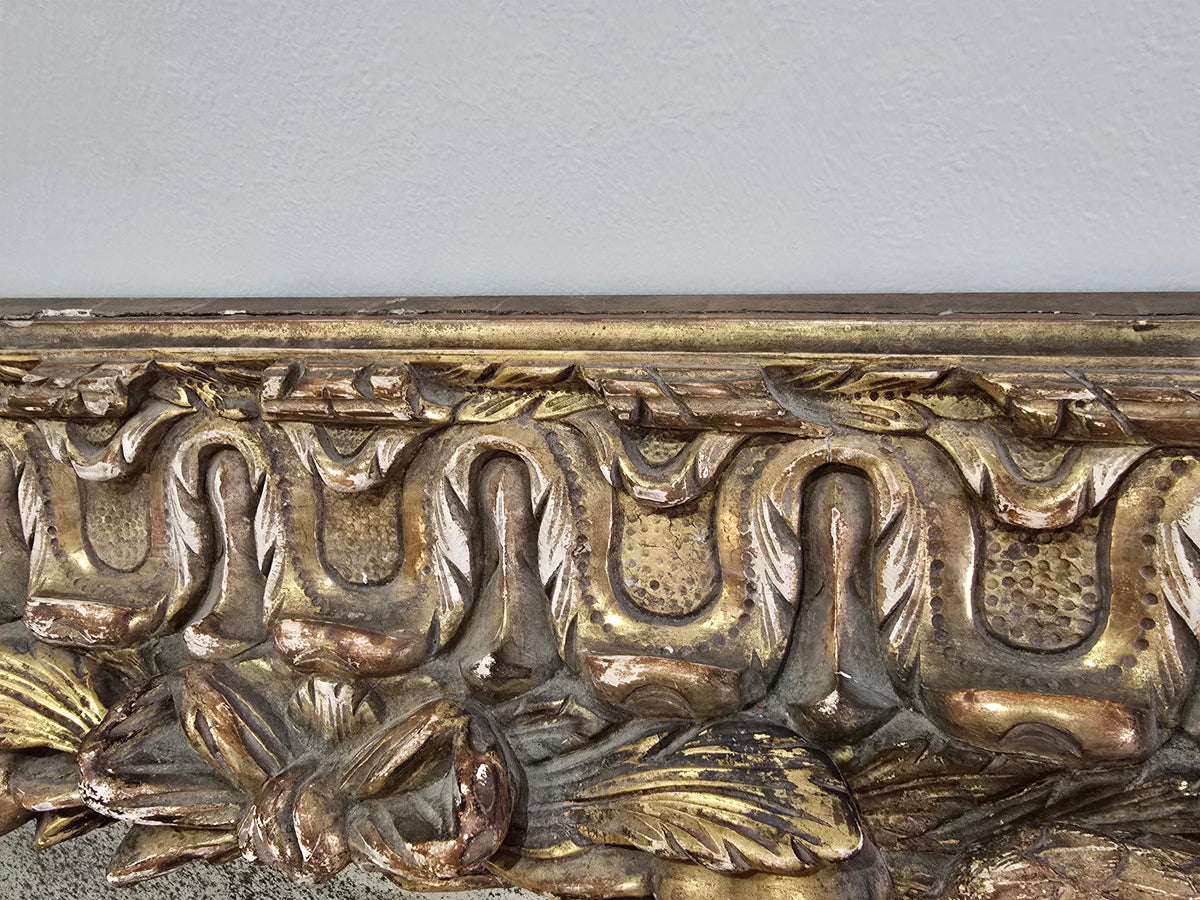 Exceptionnel miroir XVIIIe siècle en bois sculpté doré – décor oiseaux, fruits et angelot – 98 x 68 cm.