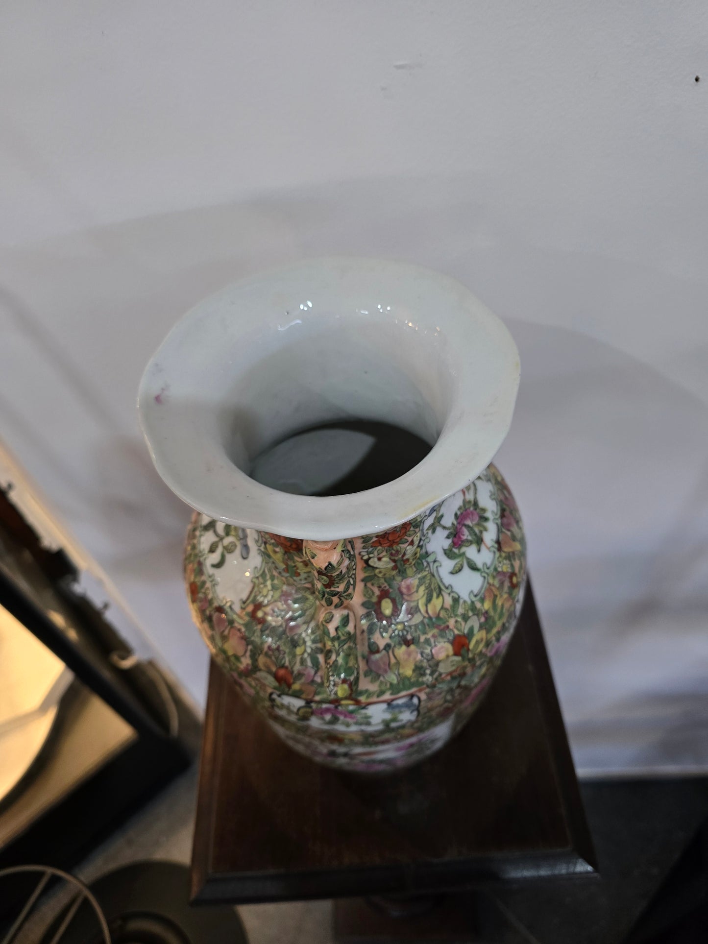 Vase chinois en porcelaine décor floral et scènes – Époque XXe siècle