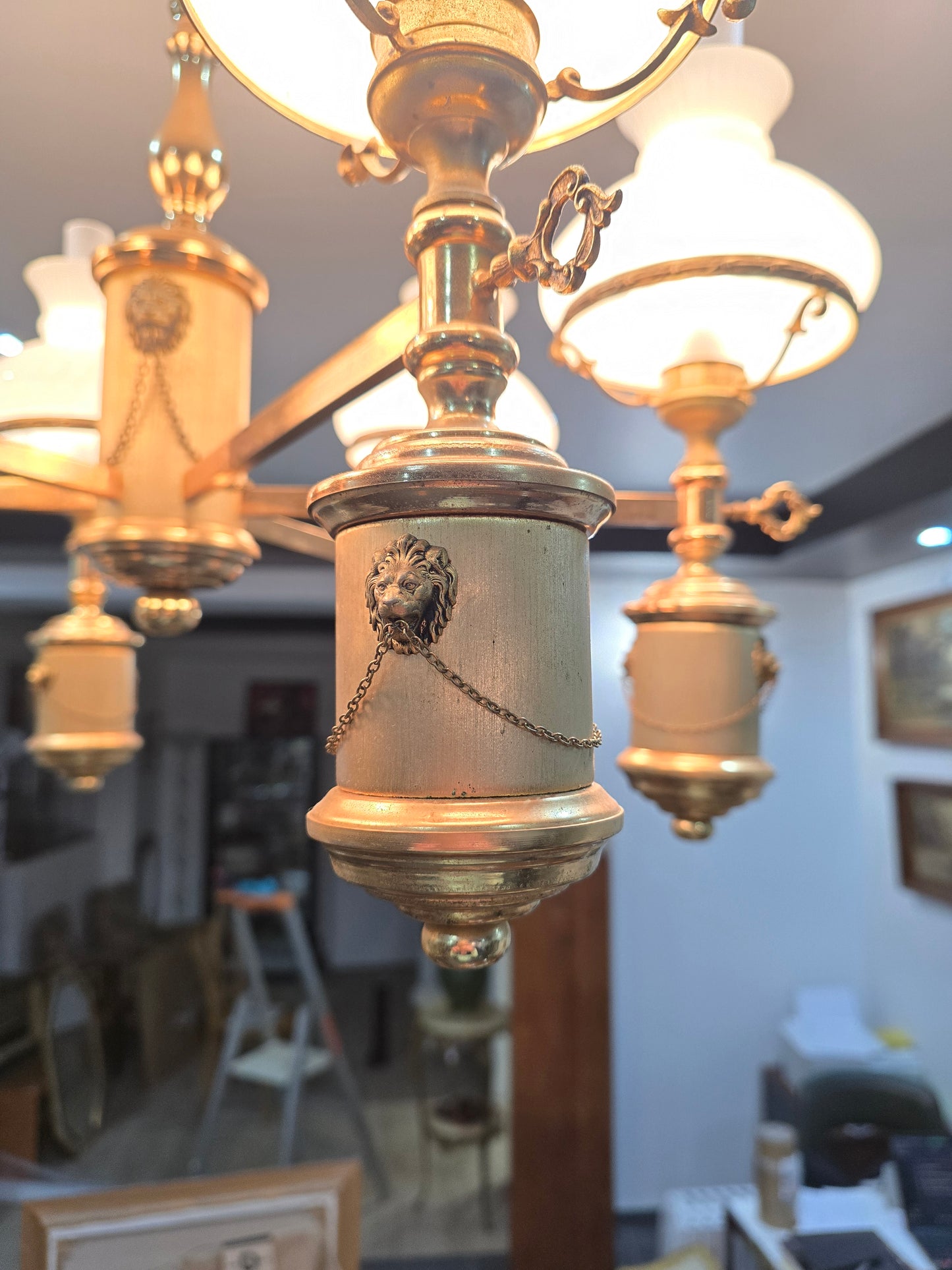 Grand lustre ancien style Empire — laiton doré & verres opalins