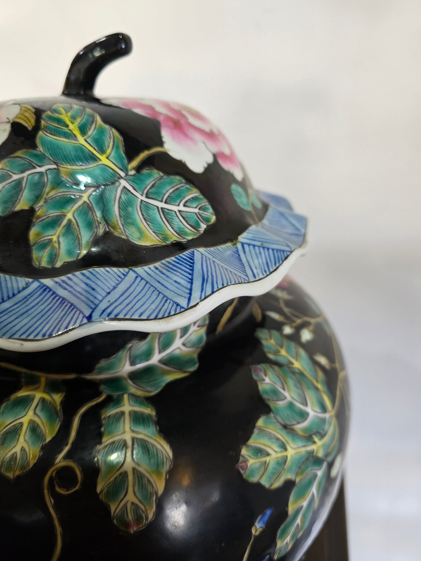 Grande potiche asiatique à décor floral – Décor main – Fond noir & couleurs vives