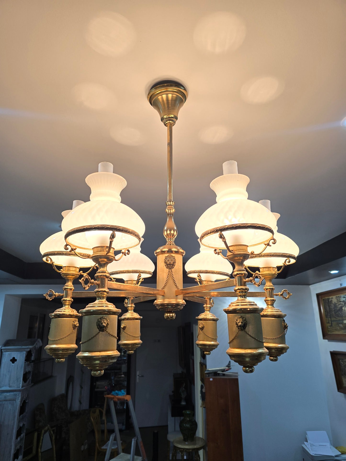 Grand lustre ancien style Empire — laiton doré & verres opalins