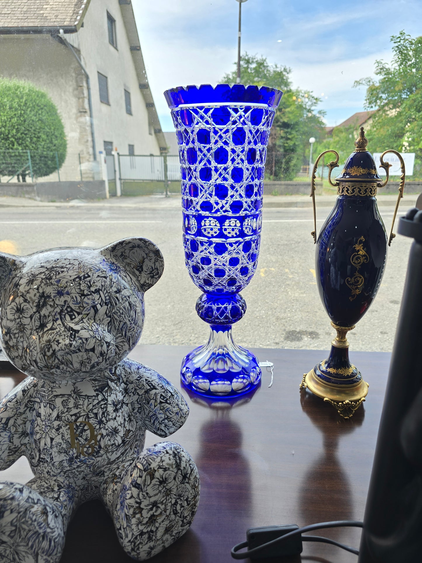 Vase en cristal taillé bleu cobalt “Les Grands Ducs” – Grand modèle sur pied