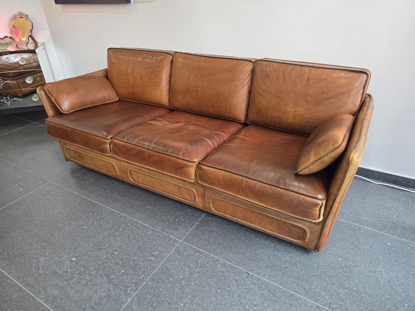 Salon Roche Bobois vintage années 80 – Cuir de buffle cognac – 2 canapés + pouf