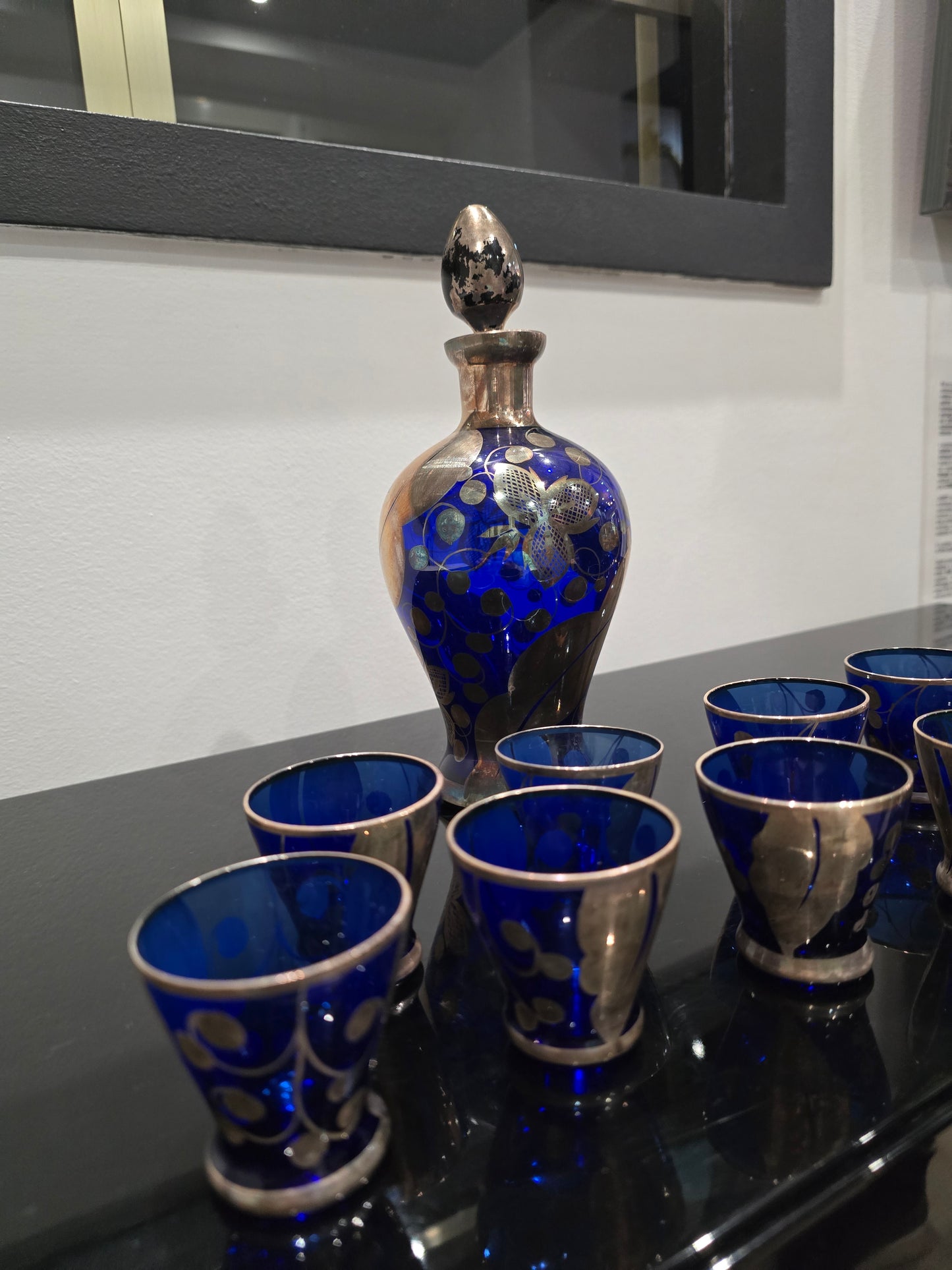 Service à liqueur ancien en verre bleu cobalt décoré d’argent – 1 carafe + 8 verres