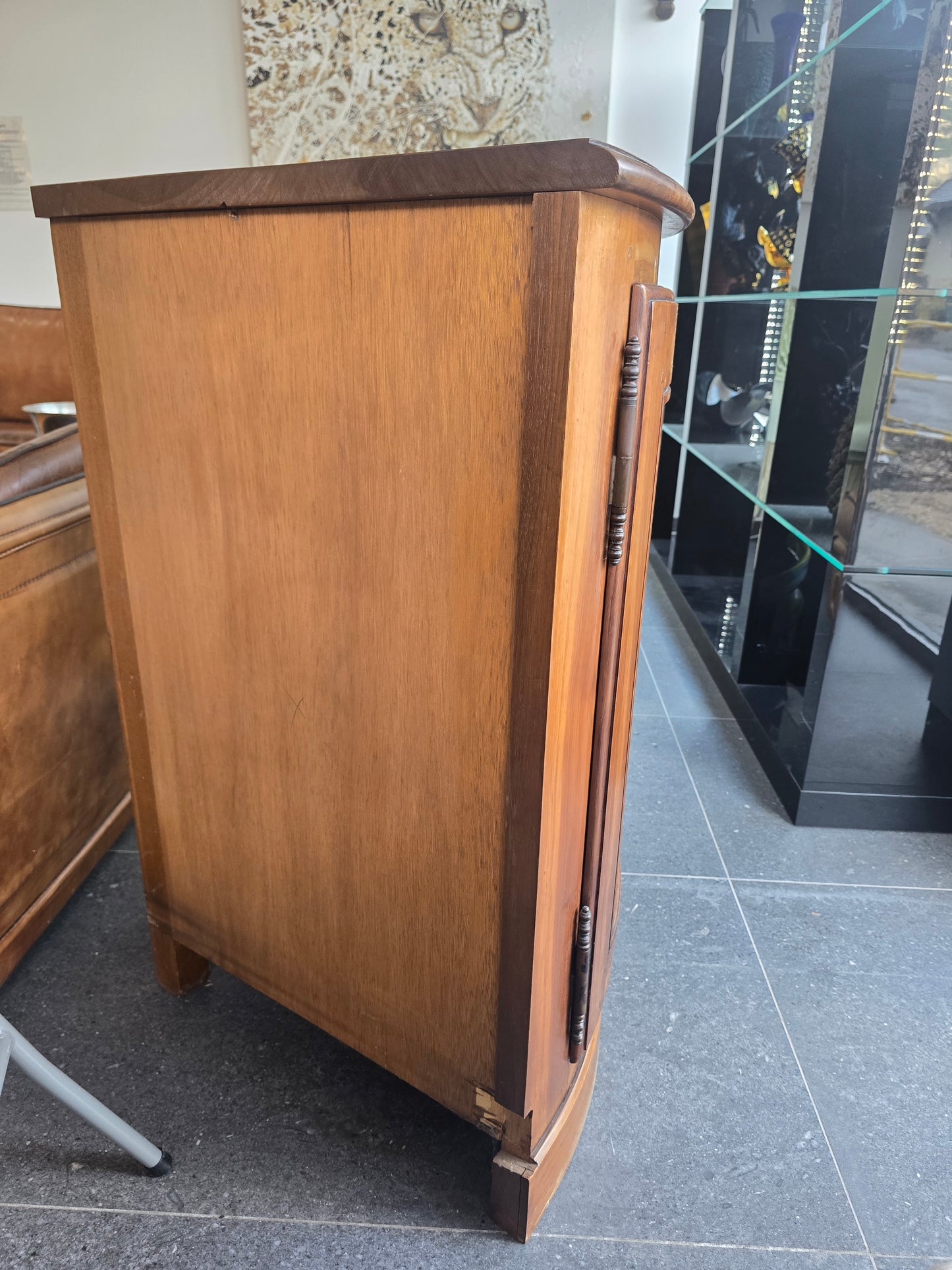 Encoignure galbée en bois – Style classique