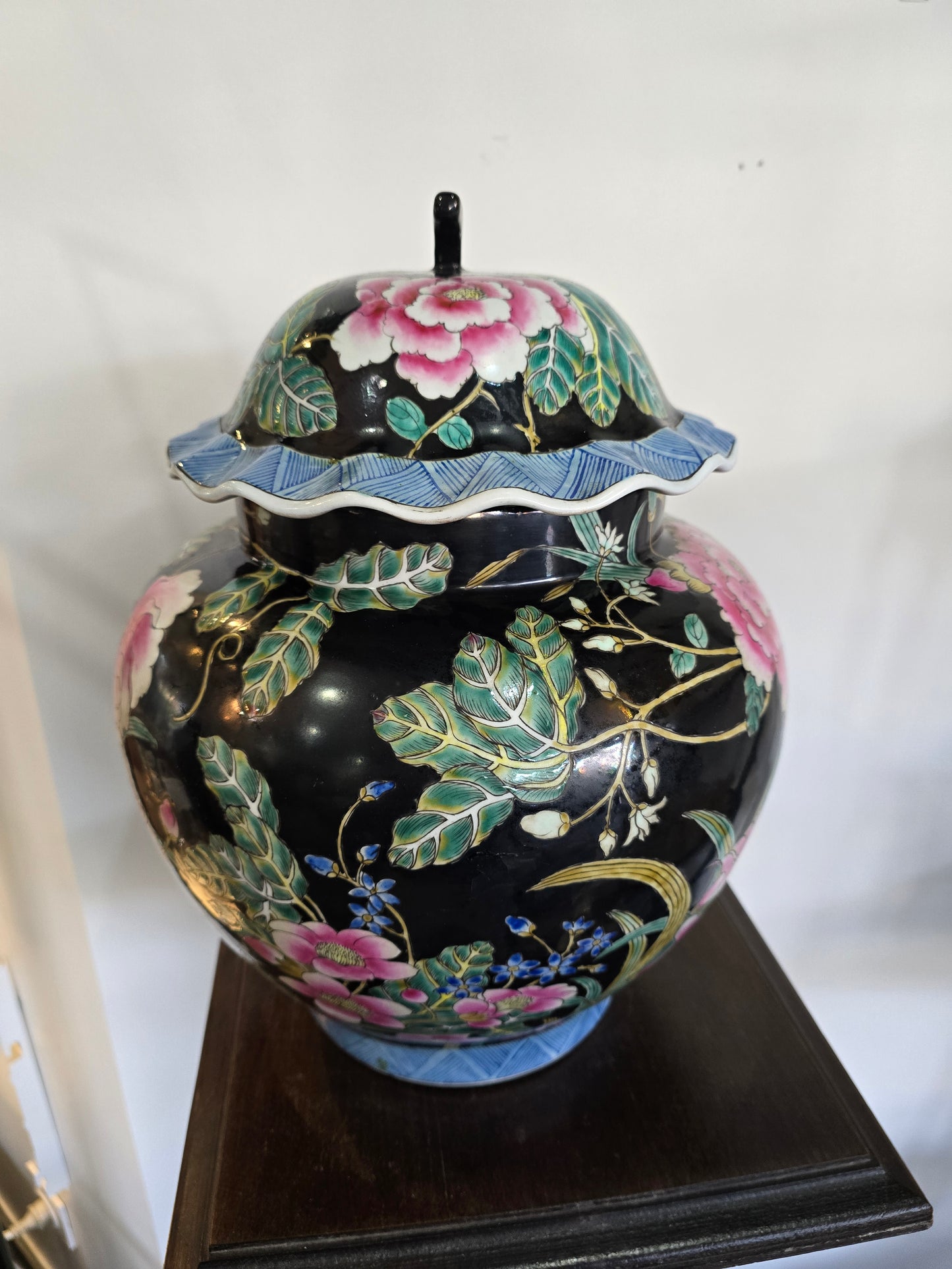 Grande potiche asiatique à décor floral – Décor main – Fond noir & couleurs vives