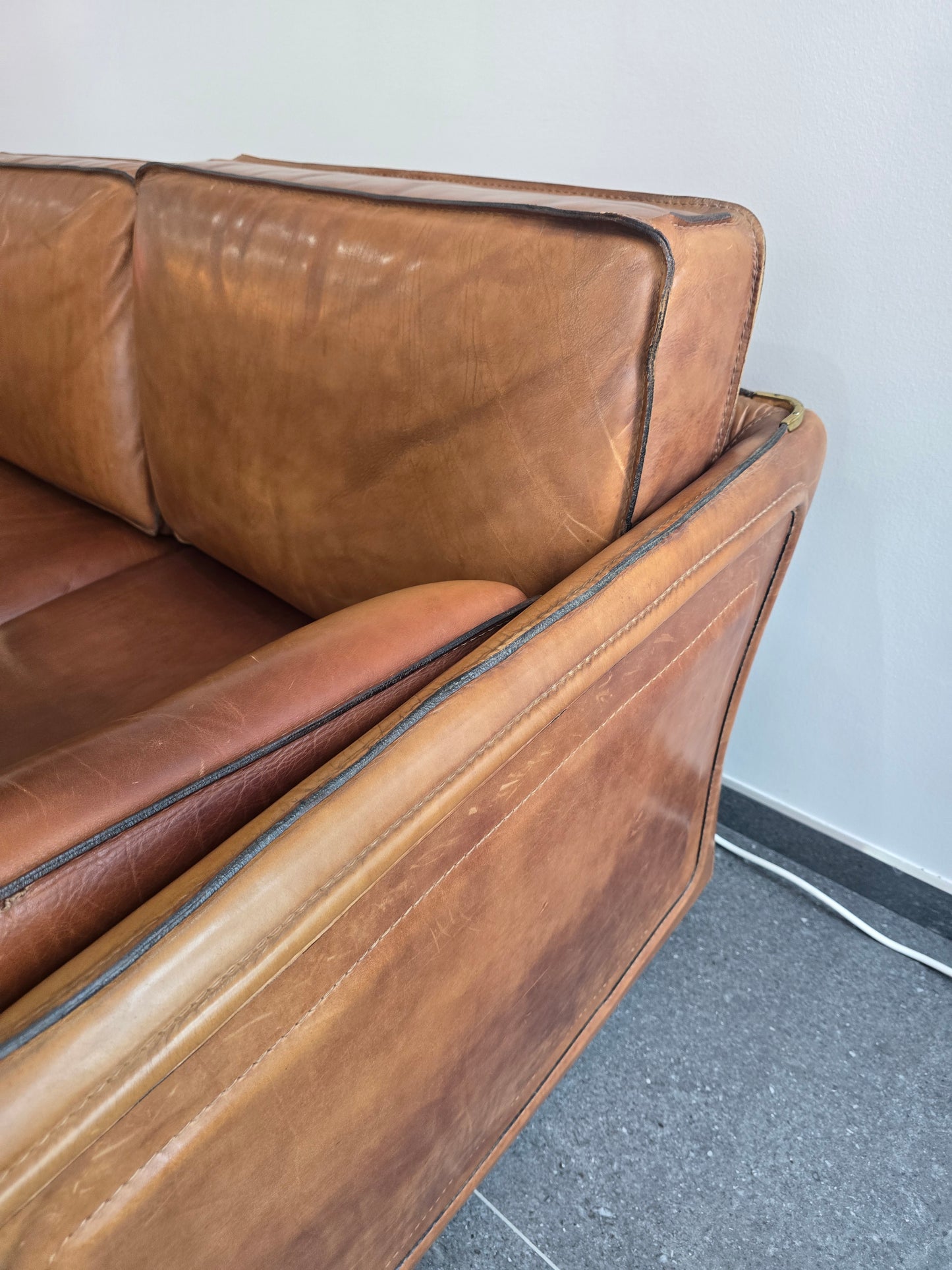 Salon Roche Bobois vintage années 80 – Cuir de buffle cognac – 2 canapés + pouf