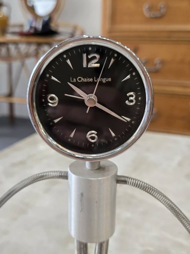 Horloge design robot en métal chromé - La Chaise Longue