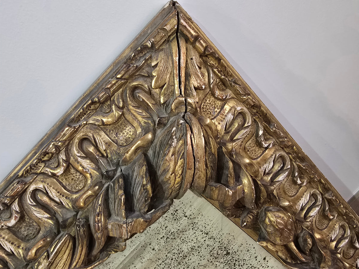 Exceptionnel miroir XVIIIe siècle en bois sculpté doré – décor oiseaux, fruits et angelot – 98 x 68 cm.