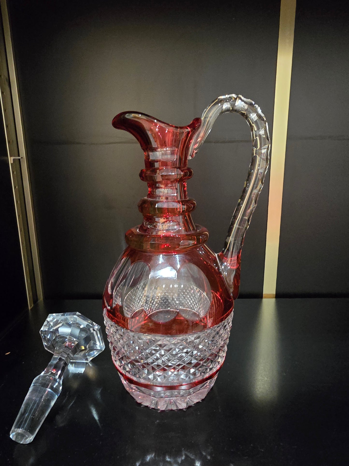 Carafe aiguière en cristal doublé rouge – Saint-Louis