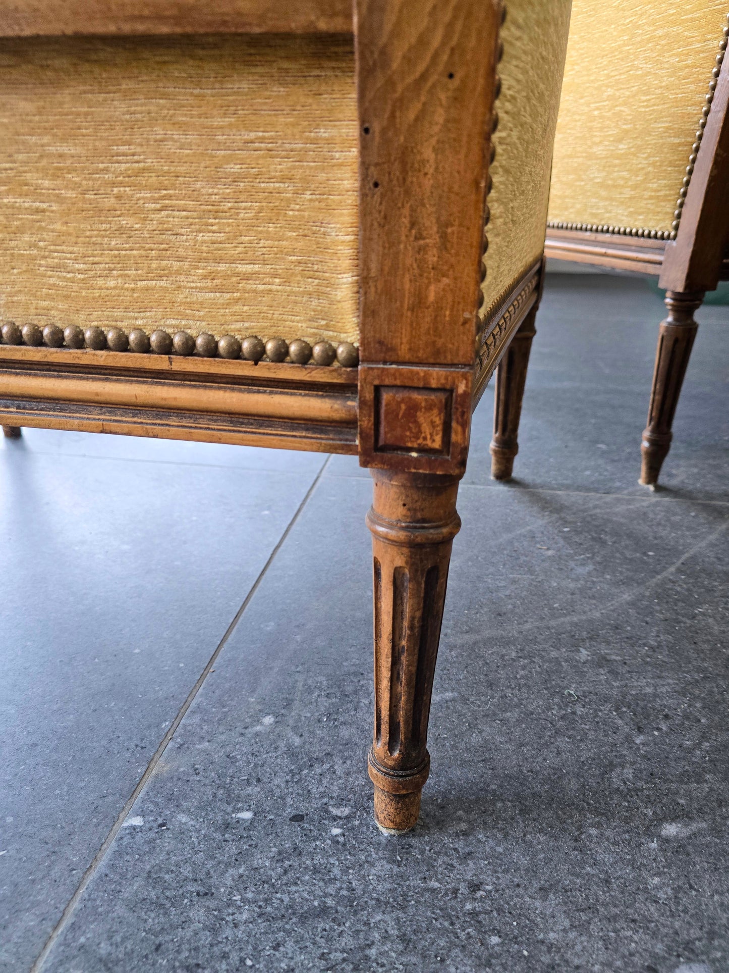 fauteuils bergères Louis XVI – paire dépareillées – XIXe / début XXe
