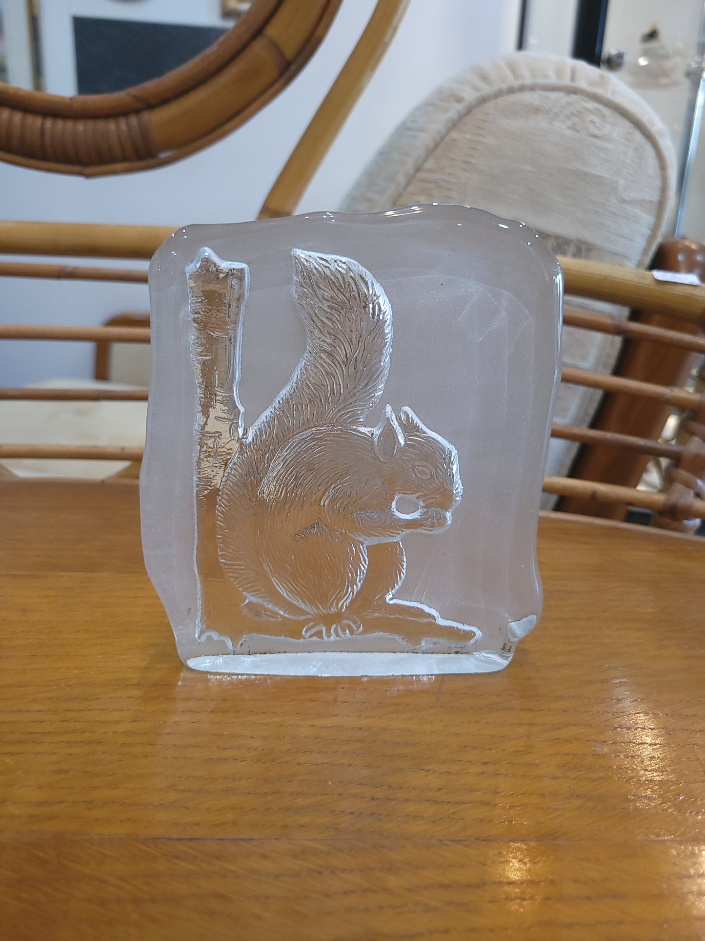Presse-papiers décoratif en verre – Écureuil gravé