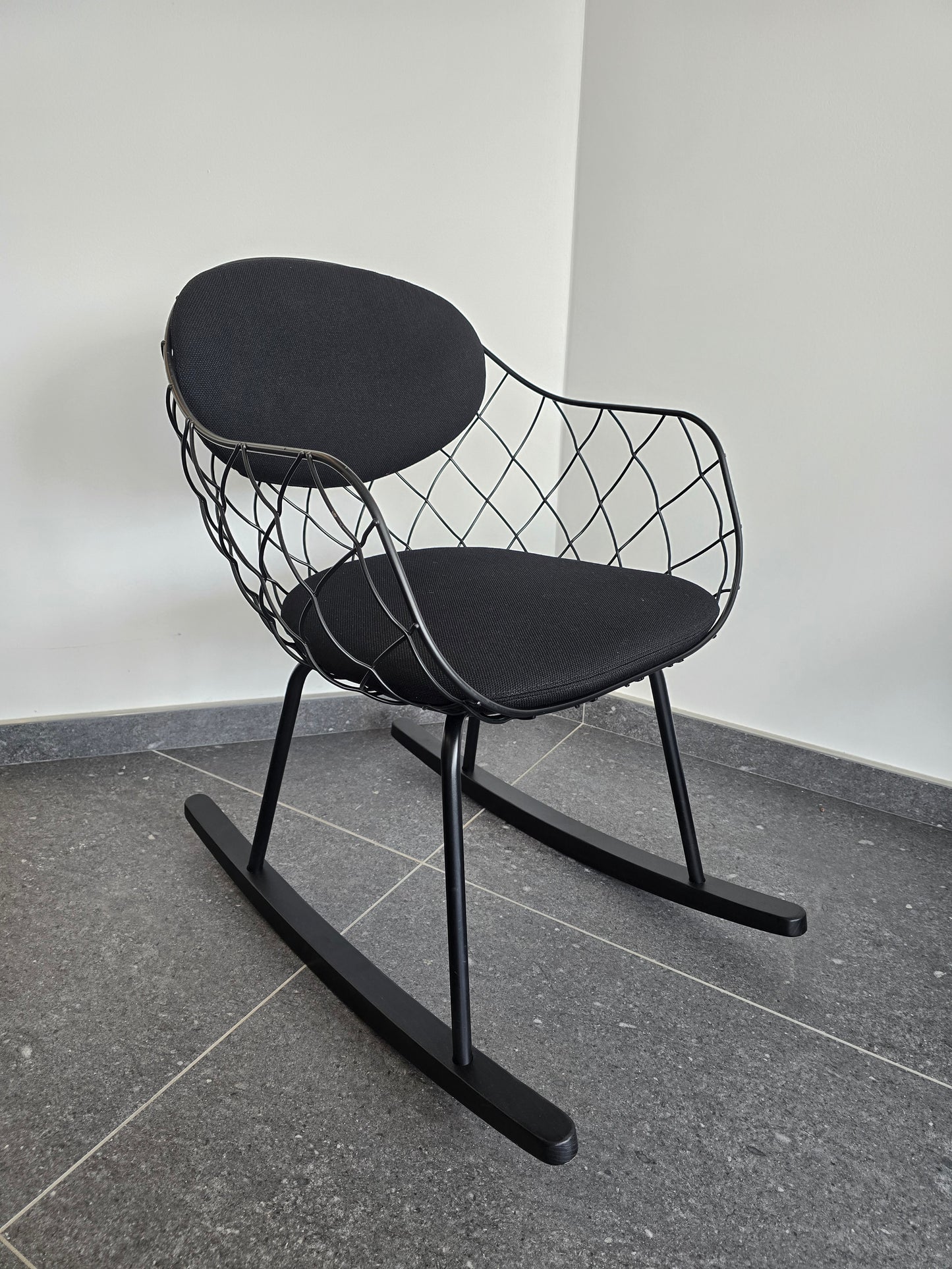 Fauteuil à bascule design Piña – Jaime Hayon pour Magis – Made in Italy