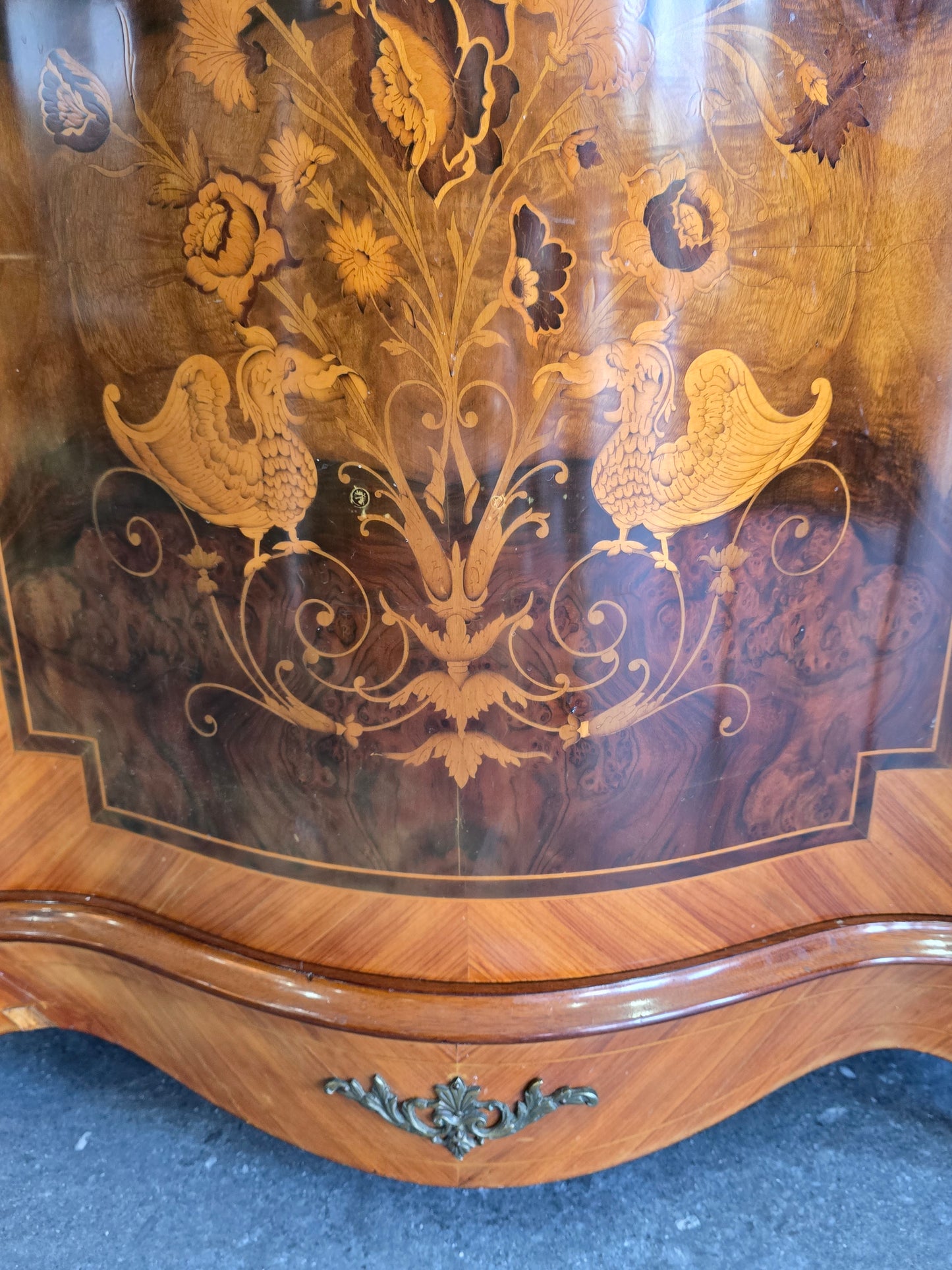 Meuble d’appui galbé en marqueterie florale – Style Louis XV, plateau marbre