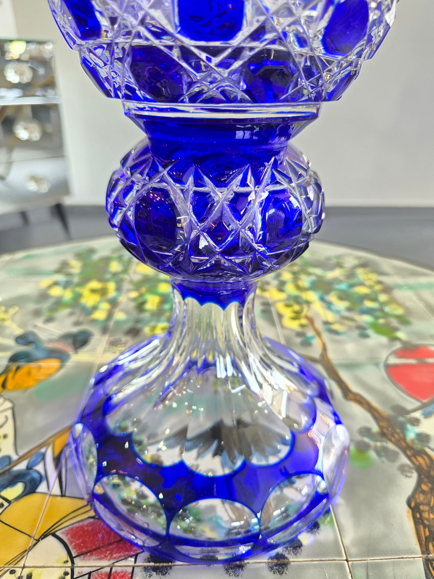 Vase en cristal taillé bleu cobalt “Les Grands Ducs” – Grand modèle sur pied