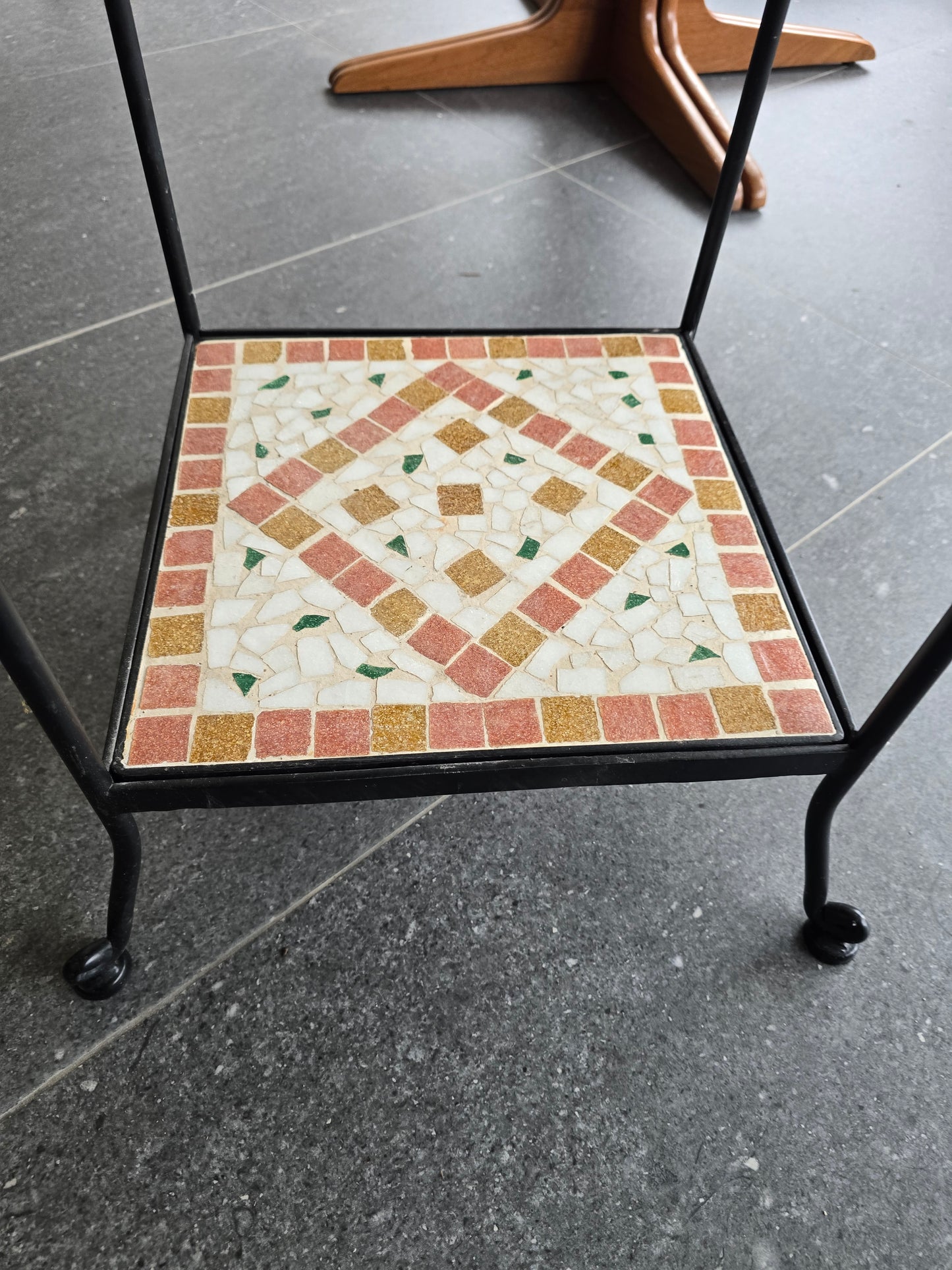 Table d’appoint / sellette en fer forgé et mosaïque
