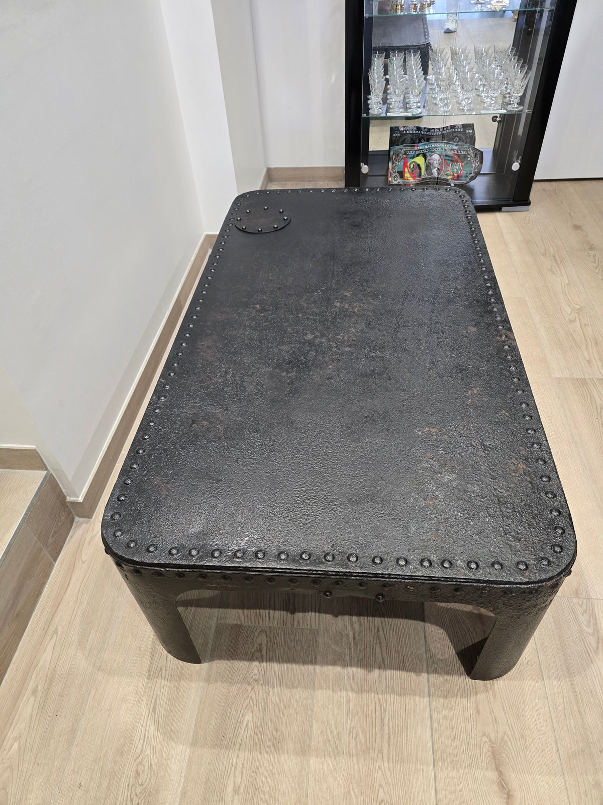 Table basse industrielle en métal riveté vers 1920 – patine noire – 145 × 80 cm