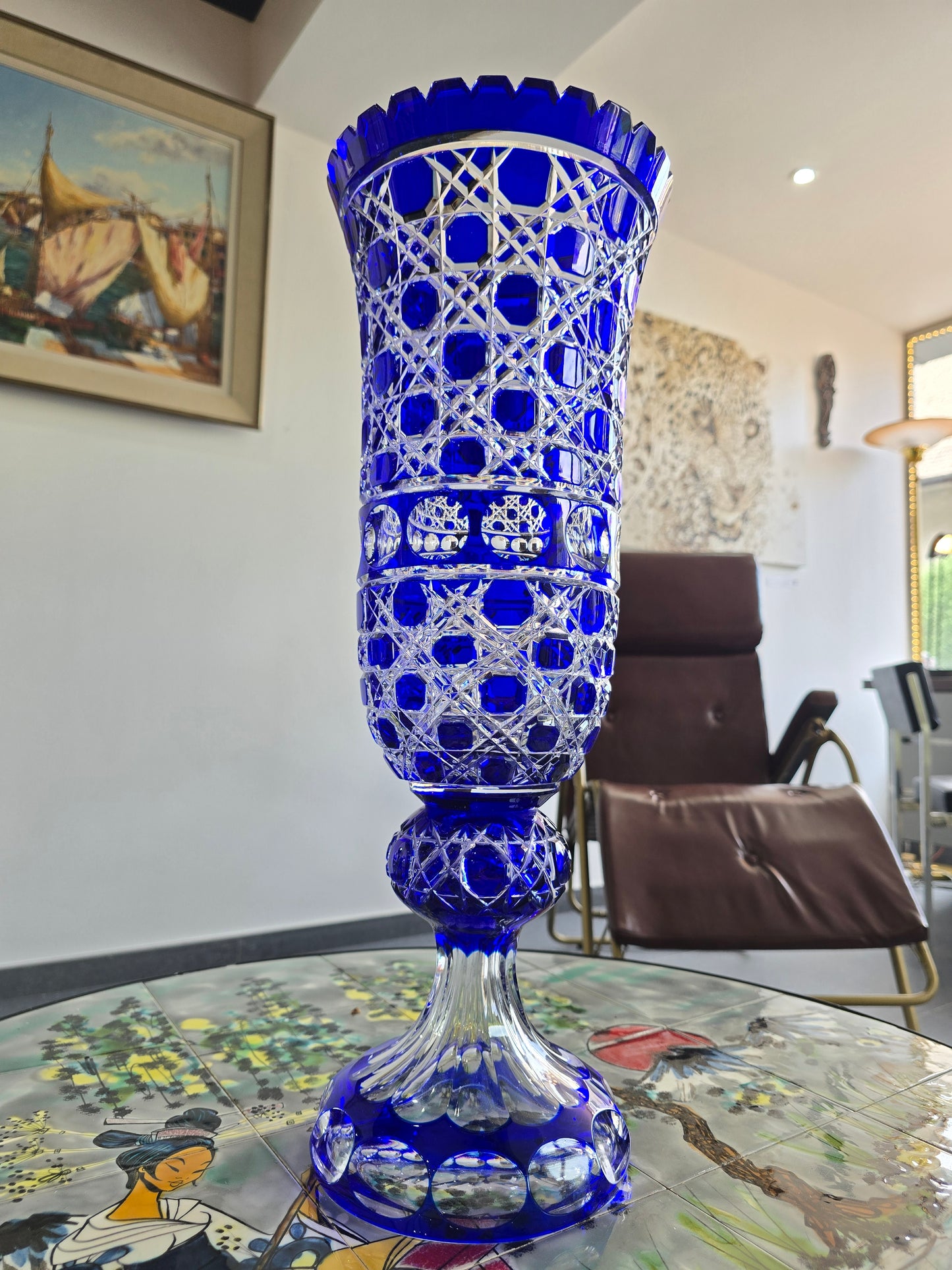 Vase en cristal taillé bleu cobalt “Les Grands Ducs” – Grand modèle sur pied