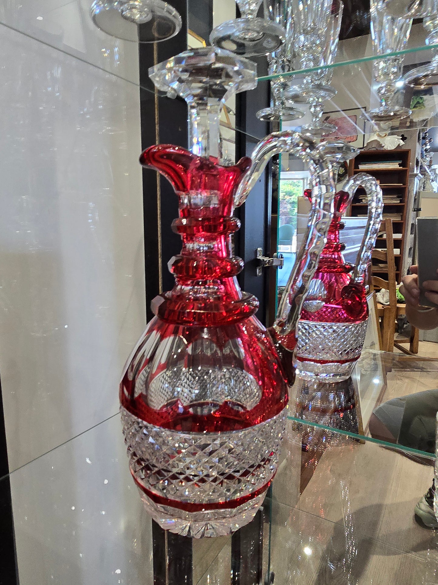Carafe aiguière en cristal doublé rouge – Saint-Louis