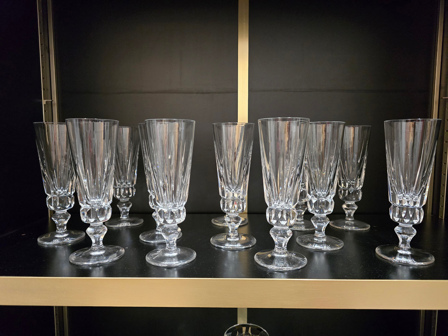 12 flûtes à champagne Saint-Louis modèle Guernesey en cristal taillé